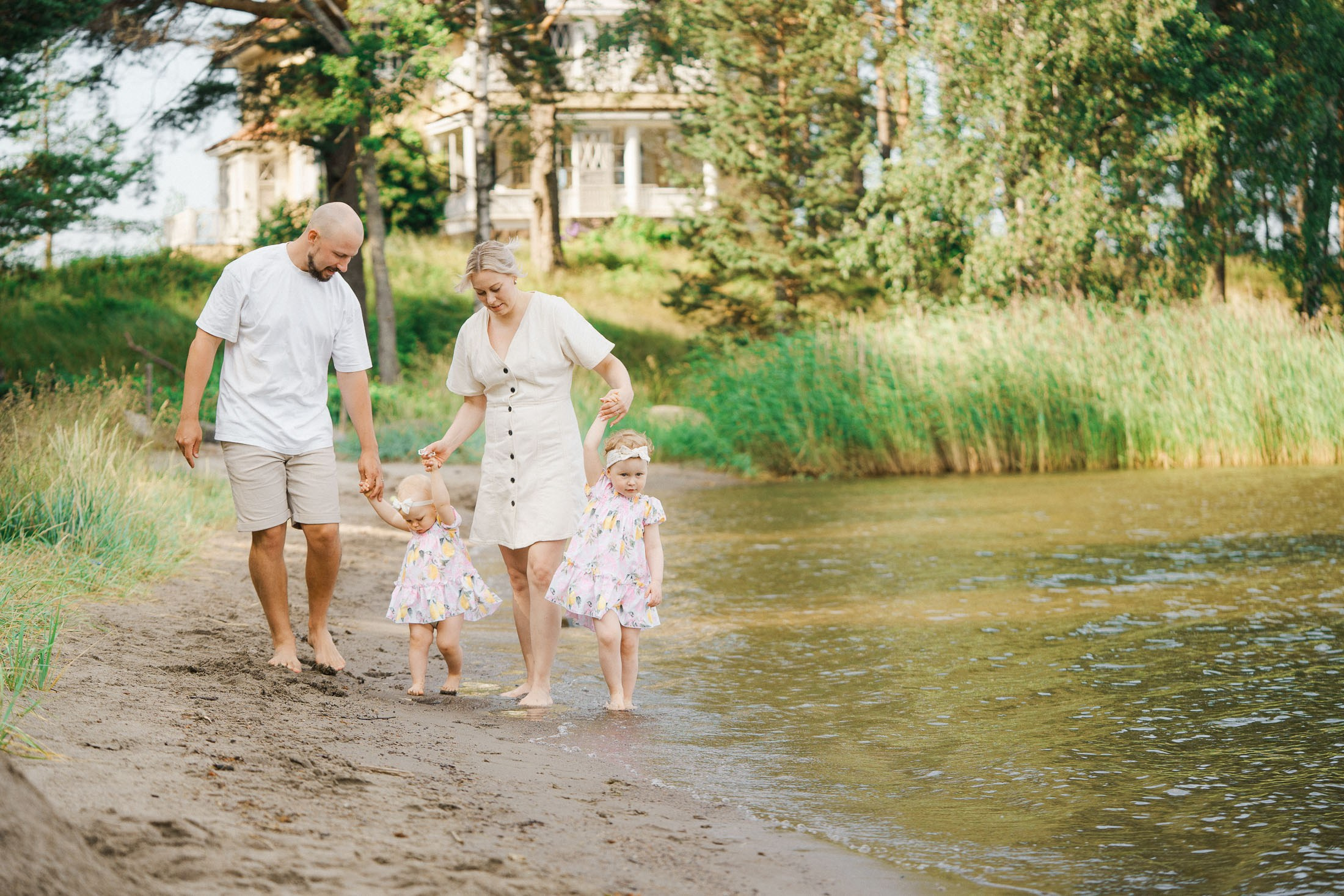 Kesäinen perhekuvaus meren rannalla