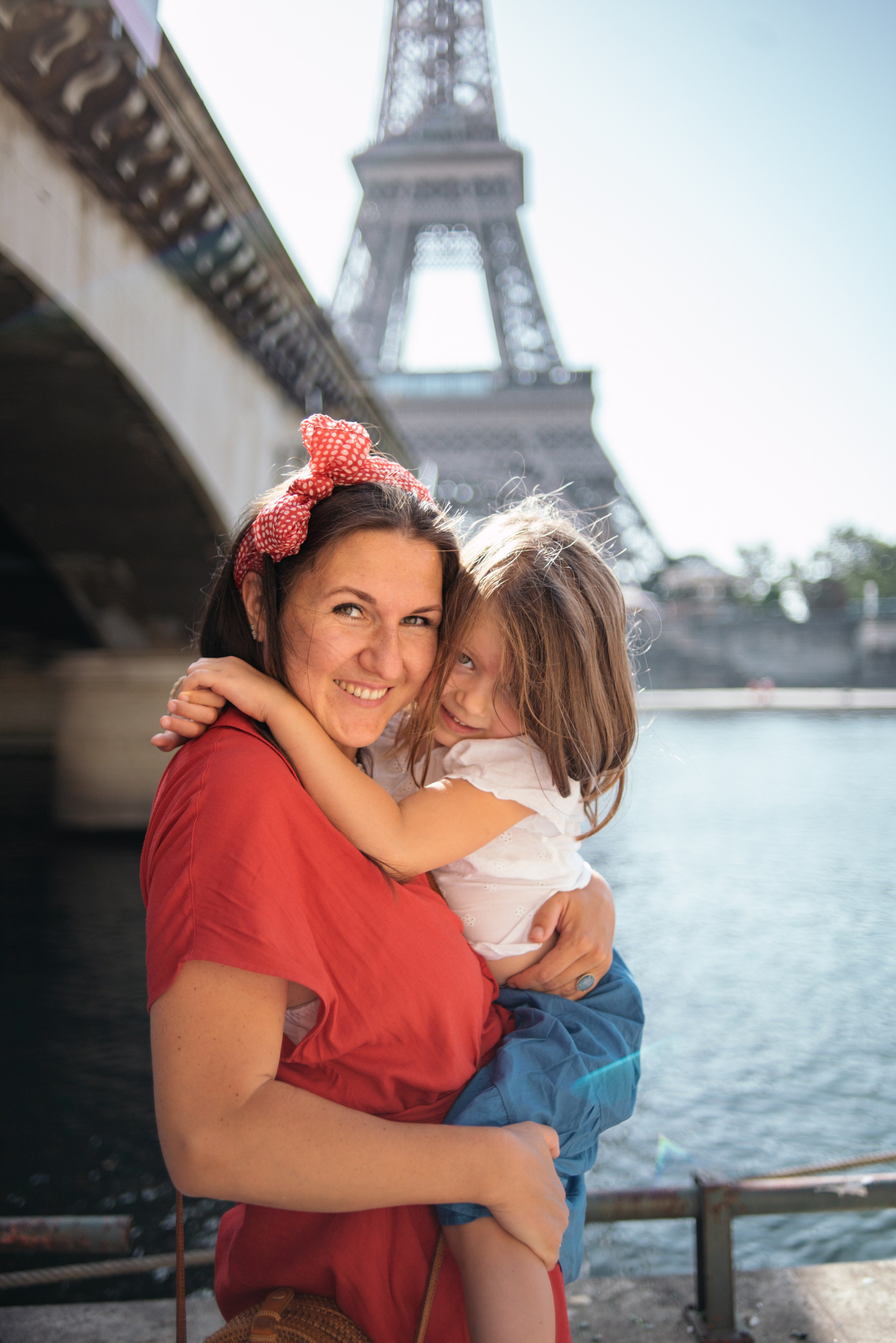 Elegant family moments by the Eiffel tower. Ksenia Marchand/ Lifestyle photographer in Paris