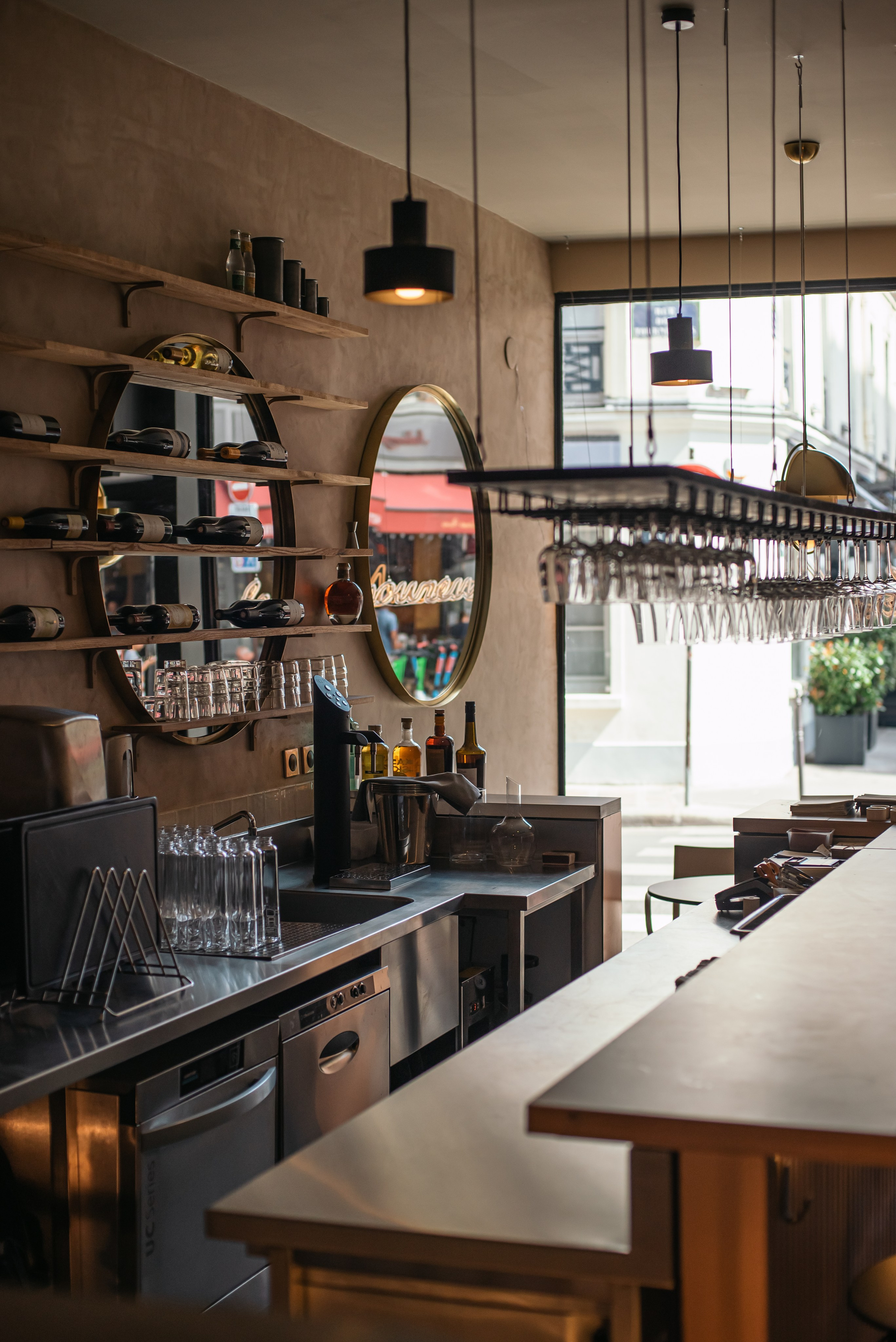 Les Amoureuses bar a vin. Ksenia Marchand/ Lifestyle photographer in Paris