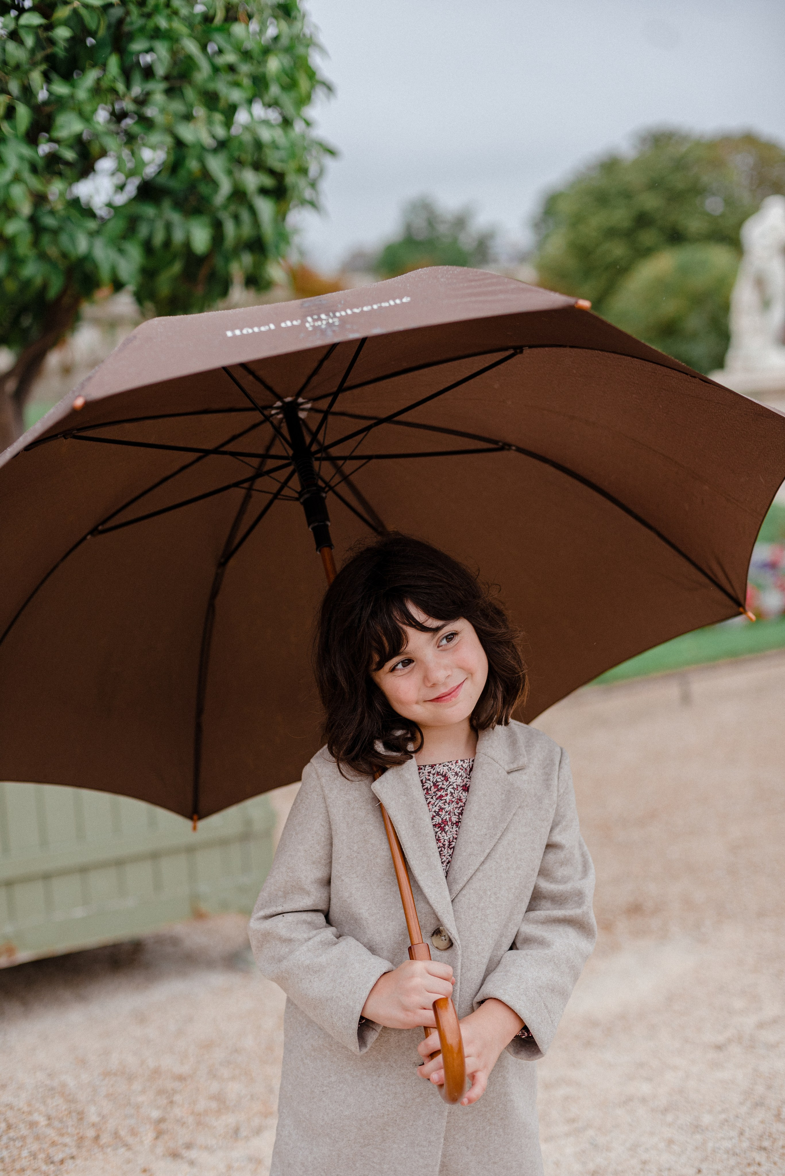 Family session in Luxembourg Gardens. Ksenia Marchand/ Lifestyle photographer in Paris