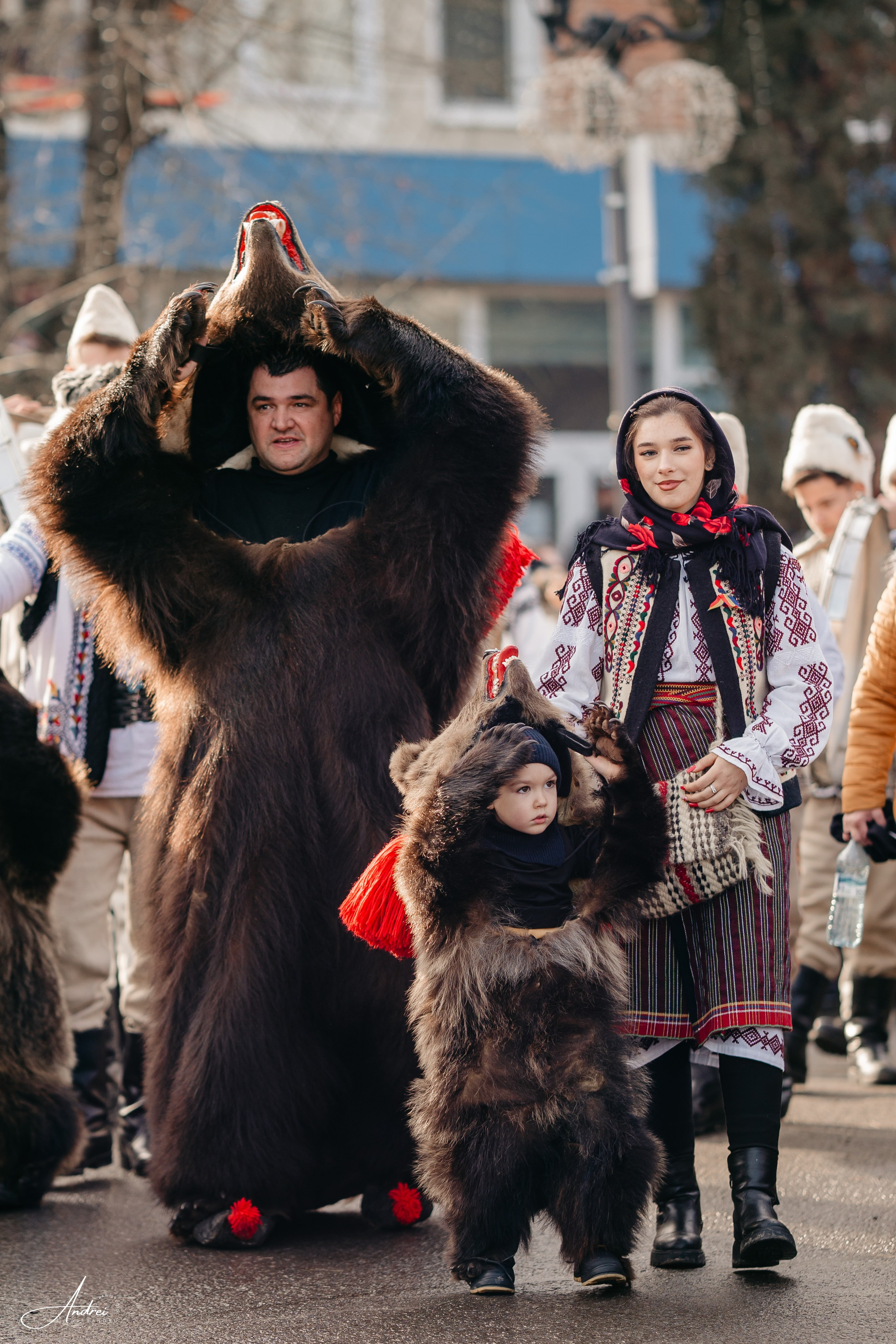 Ediția a XXVII-a a Festivalului de Datini și Obiceiuri Strămoșești Comănești. Raw Studio. Fotograful tau de nunta!