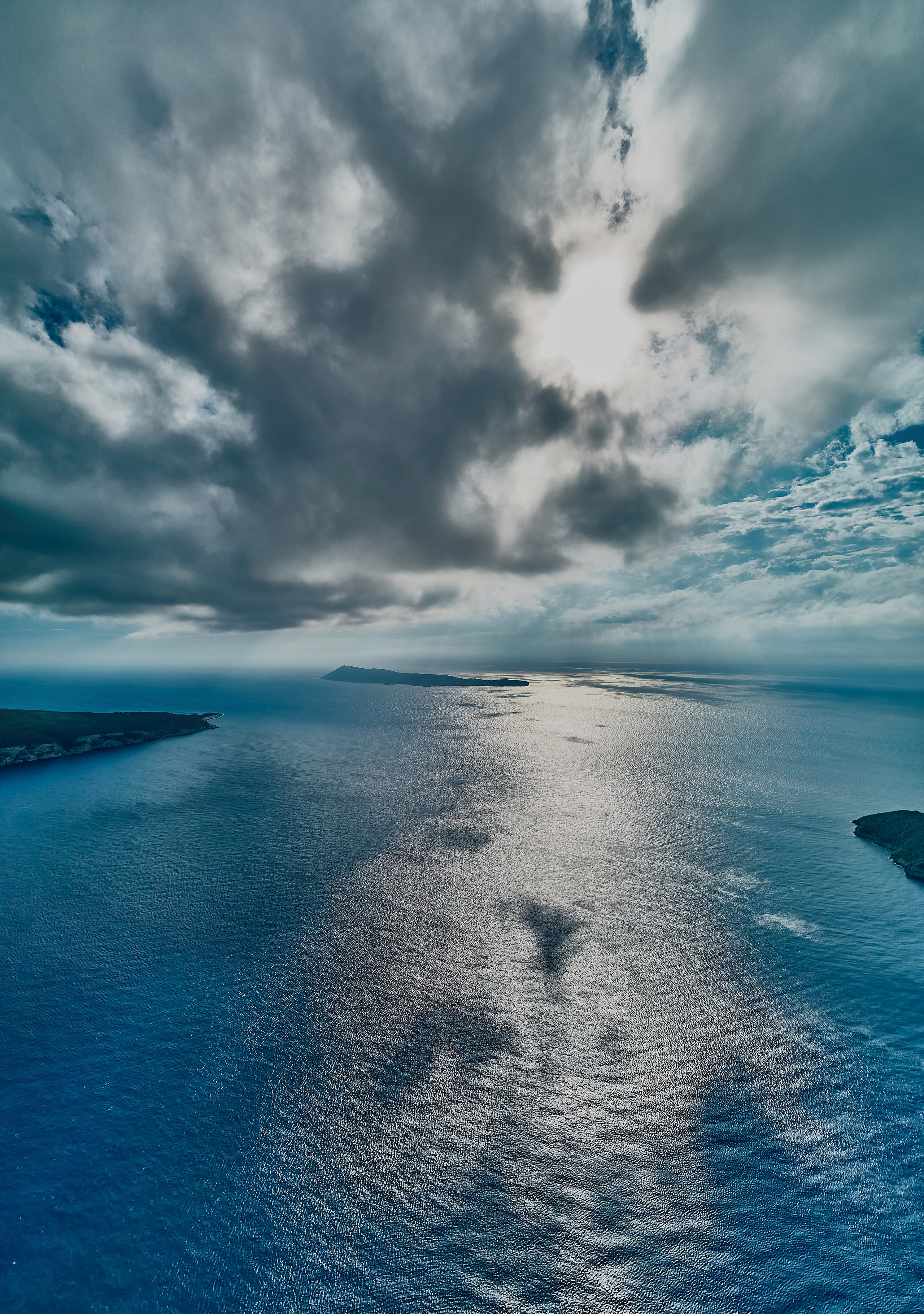 Andriej Szypiłow - fotografia i wideografia - Widok z lotu ptaka na zachód słońca w Komiży - na zachodnim brzegu pięknej i malowniczej wyspy Vis