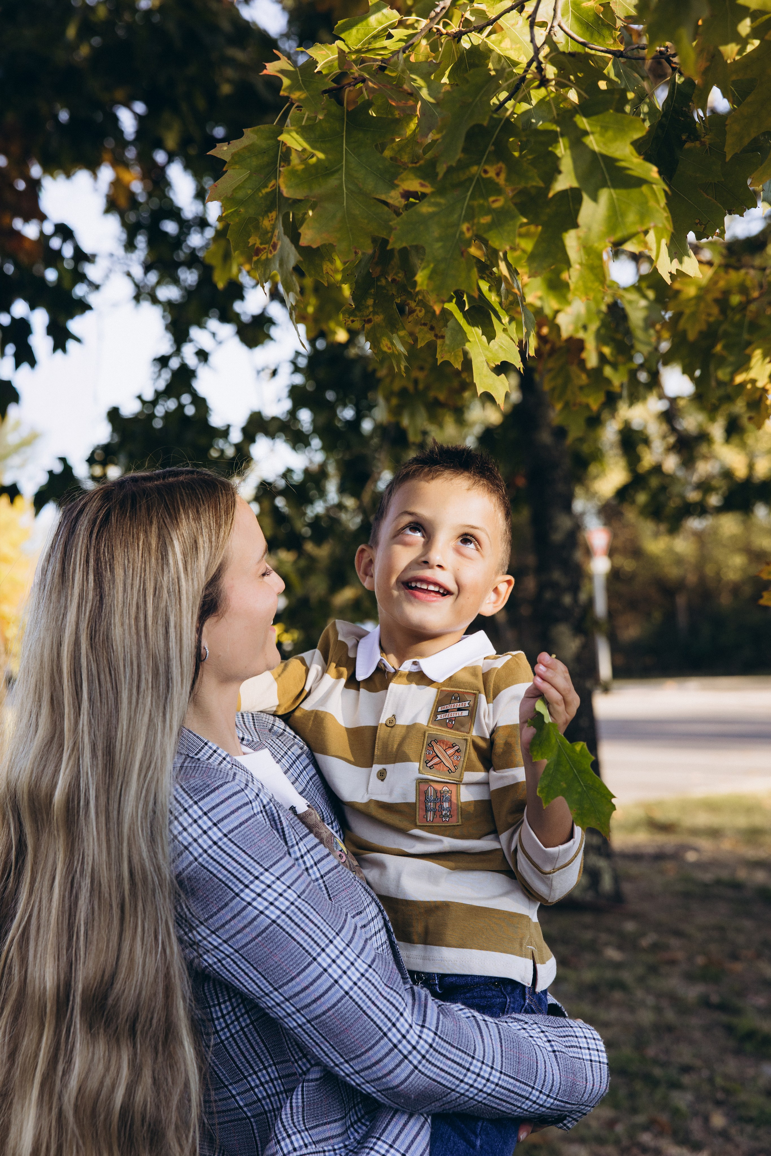 Autumn mother-son family photoshoot in Toulouse. Eugenie Smirnova — wedding, corporate and lifestyle photographer in Toulouse and Southwest France