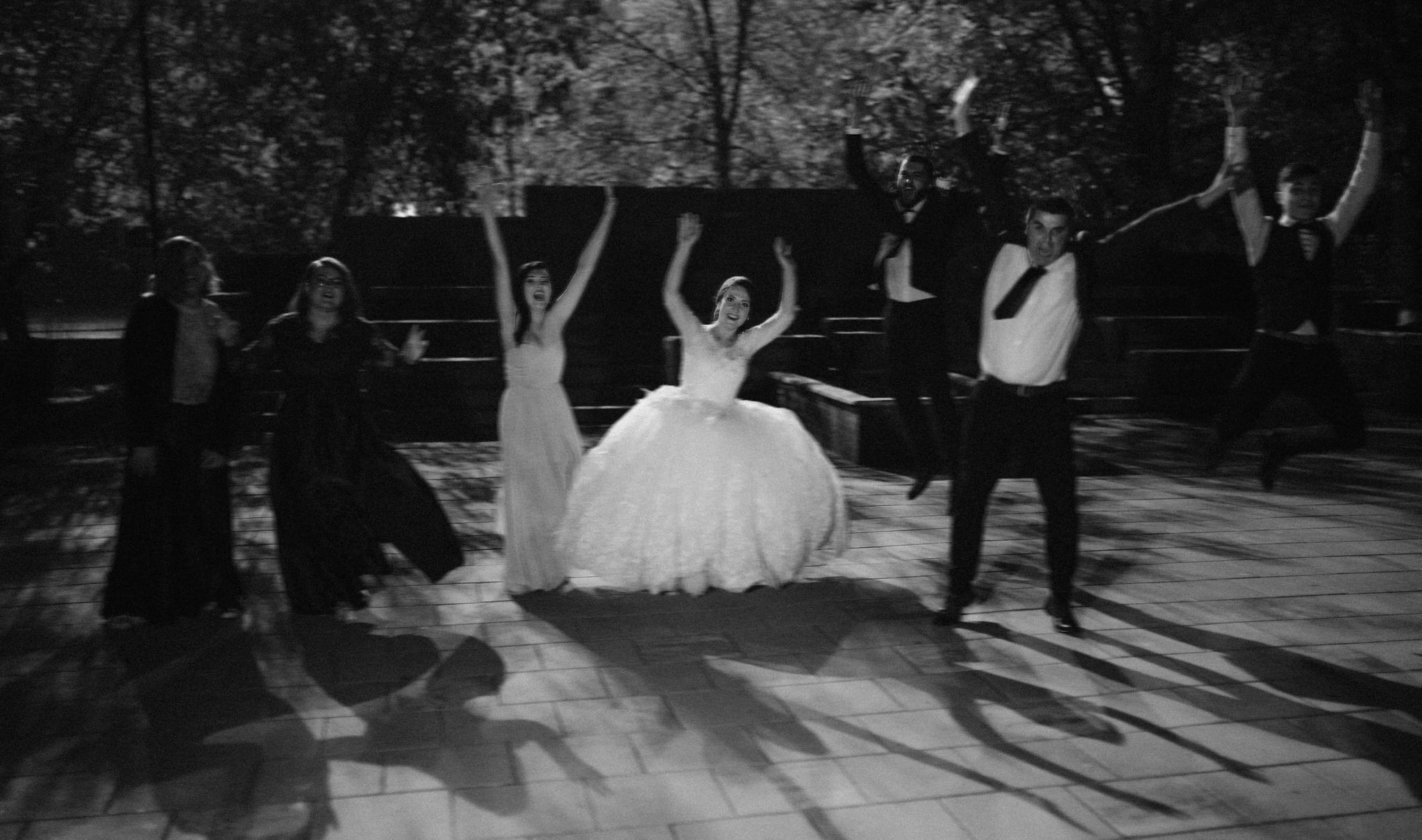 Fotograf profesionist de nuntă. Cu o abordare creativă și tehnici unice, spunem povestea voastră prin imagini pline de iubire și naturalețe. Descoperă arta fotografiei de nuntă . Fotograf Iasi, fotograf de nunta Suceava. Fotografii de nuntă. Pachet fotografii de nuntă. Fotograf Iasi, fotograf Suceava, fotograf Botosani, fotograf Romania. Servicii foto nuntă. Servicii foto-video.