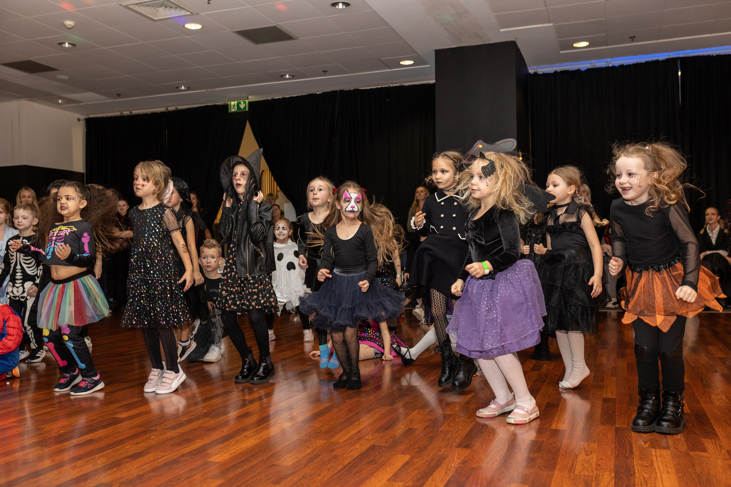 Leo dance studio Helloween 2025. Семейный и детский фотограф в Варшаве Мила Бобровская