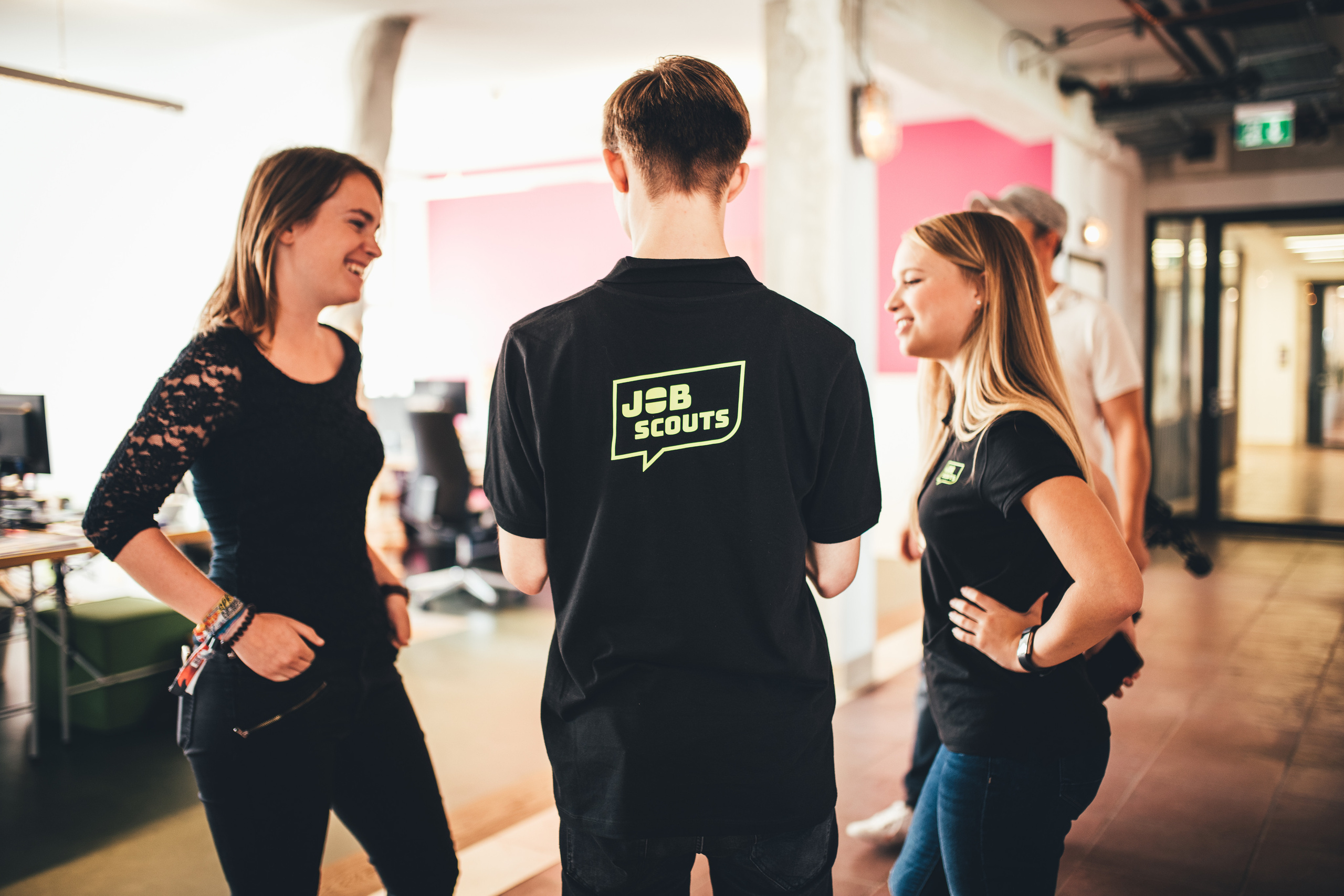 CONSENS & DREILANDMEDIEN. Ich bin Max, Designer, Art & Hochzeitsfotograf aus Germaringen