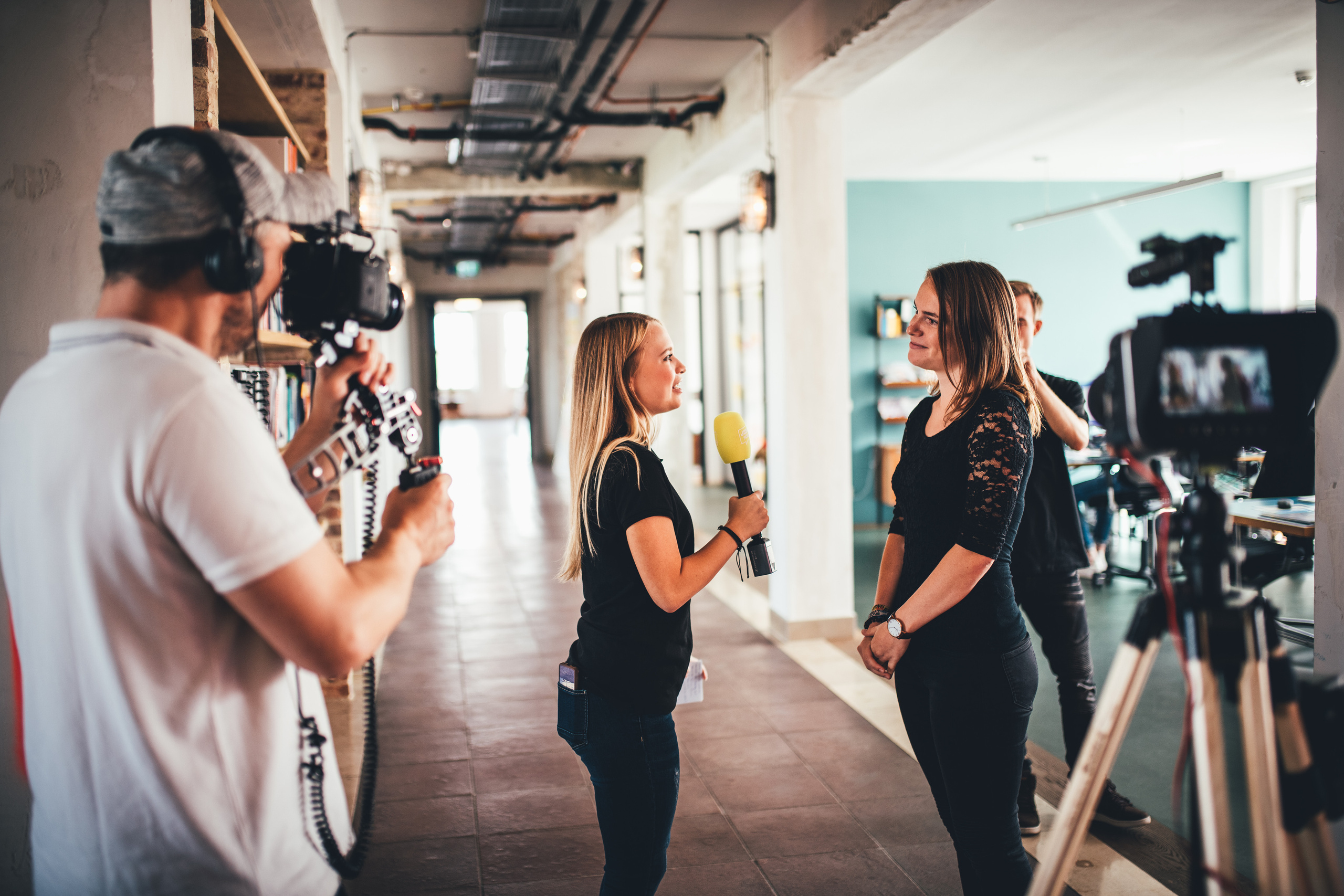 CONSENS & DREILANDMEDIEN. Ich bin Max, Designer, Art & Hochzeitsfotograf aus Germaringen