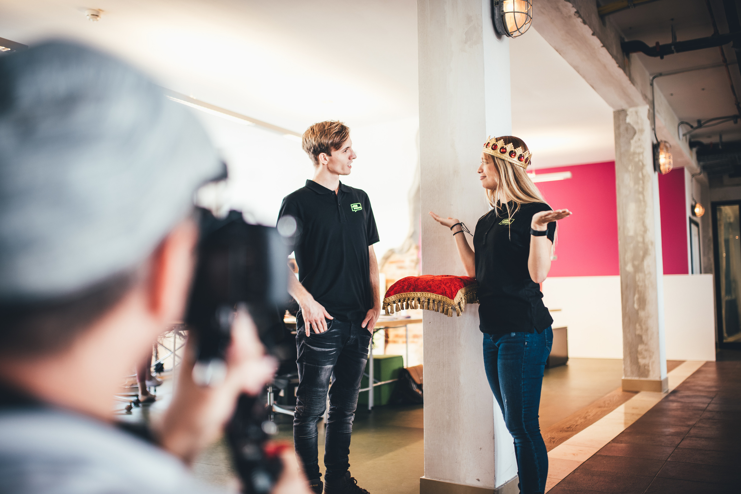 CONSENS & DREILANDMEDIEN. Ich bin Max, Designer, Art & Hochzeitsfotograf aus Germaringen