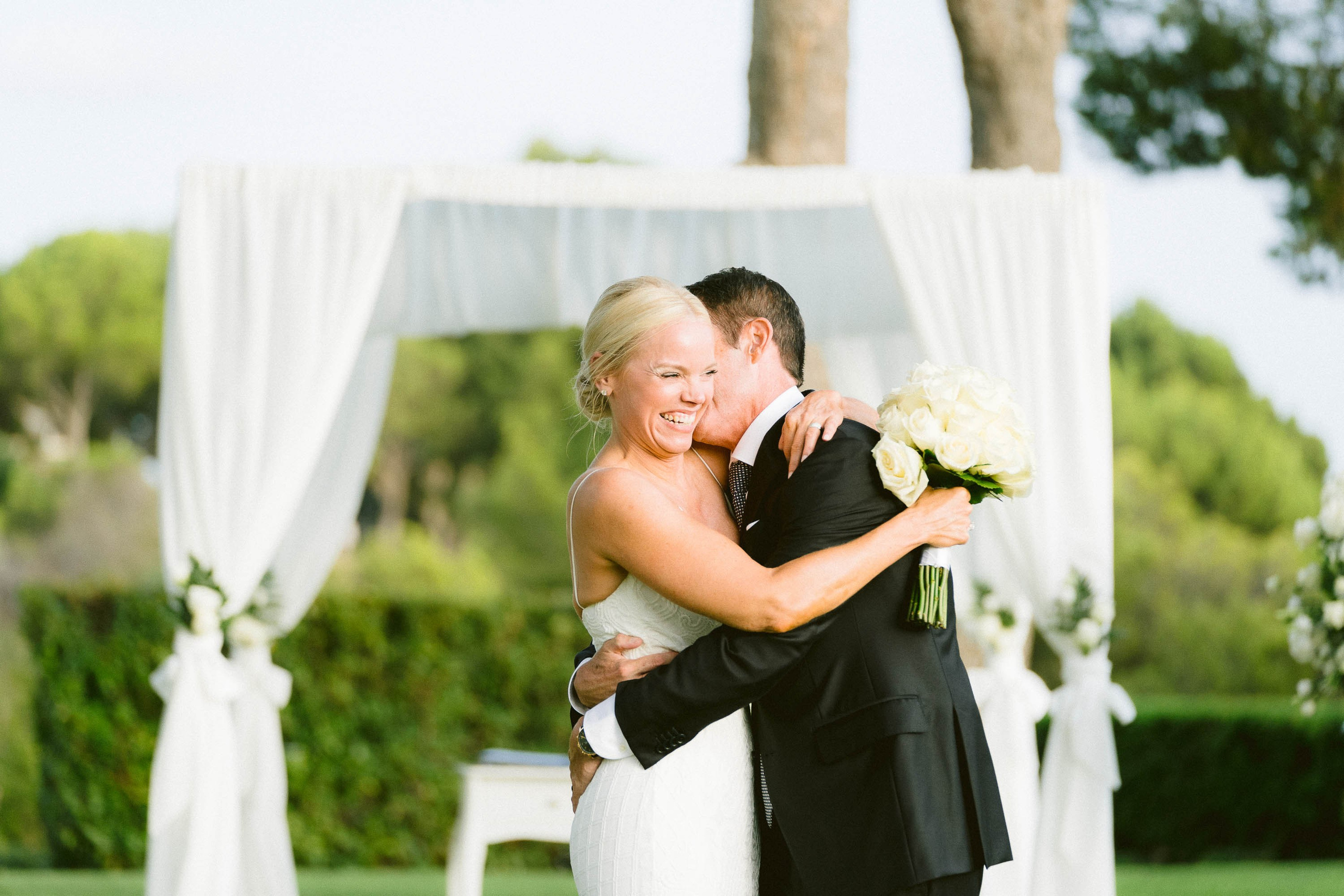 Couple from the USA give a hug at the St. Regis Hotel during their Elopement in Mallorca