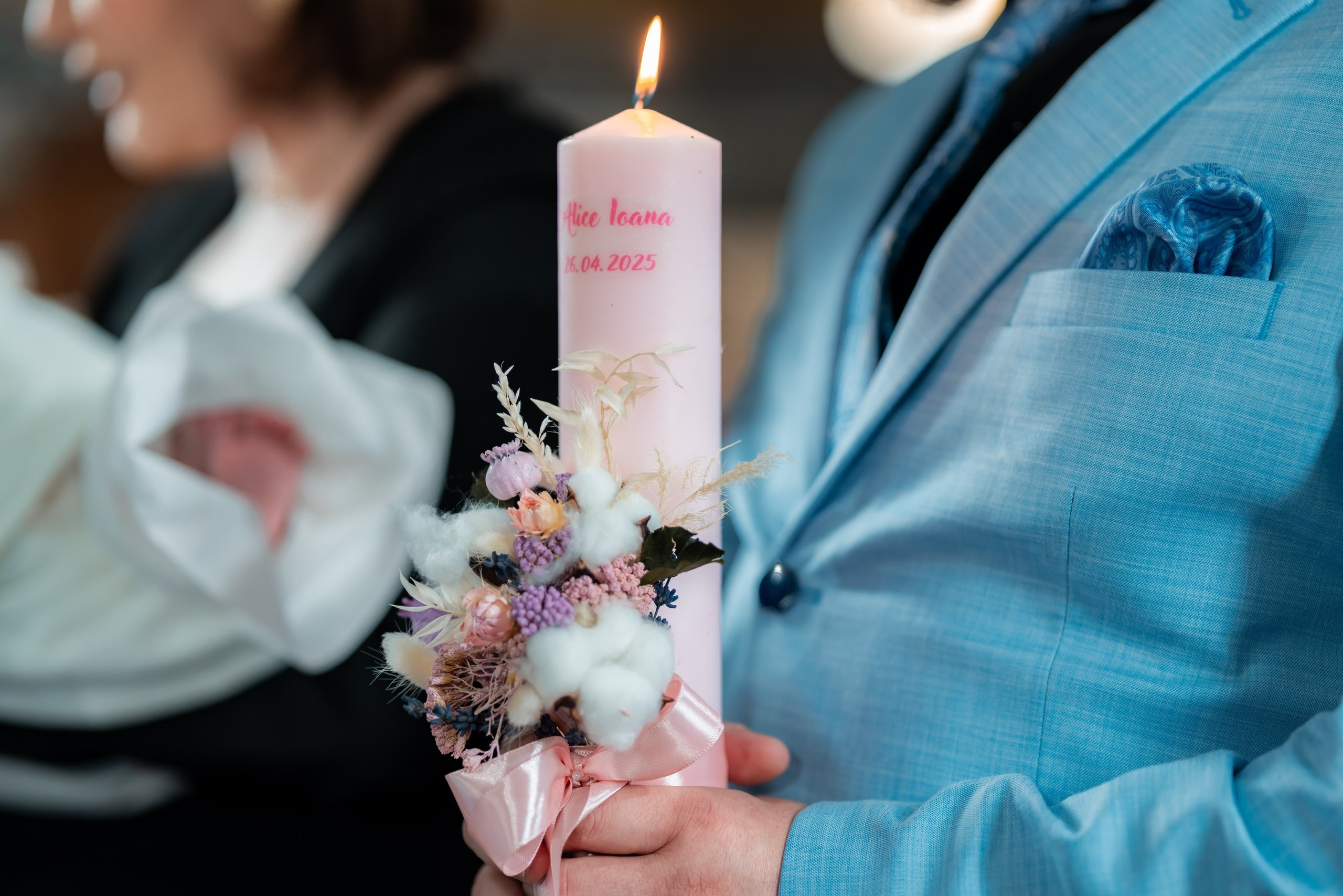 fotograf botez , fotografie botez Botoșani, fotograf Alin Chirilă, amintiri botez, fotografii botez, botez Miruna Parascheva, fotograf copii, fotografie botez în Botoșani-alt="botez , fotografie botez Alin Chirilă, amintiri botez, fotografii emoționante botez Botoșani"-- fotografii-botez-bebelus- amintiri-botez-micuț- moment-sfânt-crestinare- fotografie-emotionanta-botez- detalii-botez-bebelusi- parinti-fericiti-la-botez- fotograf-botez-profesionist- botez-in-biserica-ortodoxa- micuț-botezat-cu-emoție- zâmbete-și-lacrimi-la-botez- bebeluș-la-cristelniță- decor-botez-colorat- botez-cu-dragoste-și-credință- emotie-pura-la-botez- fotograf-botez-botosani- botez-iasi-suceava-fotograf- amintiri-nepretuite-botez-- Preotul ținându-l pe micuțul Mathias Gabriel la botez, în biserica Înălțarea Domnului, Copălău  - Detalii de la botezul lui Mathias – lumânare, trusou și icoană  - Familia lui Mathias Gabriel alături de micuț, în ziua botezului  - Portret emoționant cu mama și bebelușul în brațe, în biserică,fotograf profesionist evenimente Botoșani, Iași, Suceava, Fălticeni, Bacău, Pașcani, Roman - AlinoFotoStudio by Alin Chirilă - servicii foto nuntă, botez, cununie, ședințe foto creative, albume personalizate, fotografii emoționante și calitative pentru cele mai importante momente din viață,fotograf nuntă Botoșani Alin Chirilă,  ședință foto botez Iași - AlinoFotoStudio,  servicii fotograf profesionist evenimente Suceava,  fotograf cununie civilă Fălticeni - Alin Chirilă,  album foto nuntă personalizat Bacău.“Bebeluș botezat în biserică, ținut în brațe de nași”	•	“Detaliu cu lumânarea de botez decorată cu flori albe”	•	“Părinți emoționați alături de copilul lor la ceremonia de botez”	•	“Masa festivă de botez cu decor tematic și tort personalizat”	•	“Momentul în care preotul toarnă apă sfințită pe fruntea bebelușului”	“Bebeluș în rochie albă de botez, zâmbind în brațele mamei”	•	“Detaliu cu cruciulița de botez așezată pe o pernă de satin”	•	“Părinți și nași aprinzând lumânările în timpul ceremoniei de botez”	•	“Tort de botez decorat cu figurine tematice și numele copilului”	•	“Copil botezat dormind liniștit în pătuțul decorat festiv”	•	“Momentul în care preotul binecuvântează copilul în fața altarului”	•	“Invitați adunându-se în jurul mesei festive la petrecerea de botez”	•	“Bebeluș ținând în mână o jucărie personalizată primită la botez”	•	“Familie fericită pozând împreună după ceremonia de botez”	•	“Decor tematic cu baloane și flori la locația petrecerii de botez” fotograf Botoșani fotograf evenimente fotograf botez Alin Chirila fotograf alinofotostudio.fotograf botez Amelis Maria, fotografie botez Botoșani, fotograf Alin Chirilă, amintiri botez, fotografii botez, botez Amelis Maria, fotograf copii, fotografie botez în Botoșani,