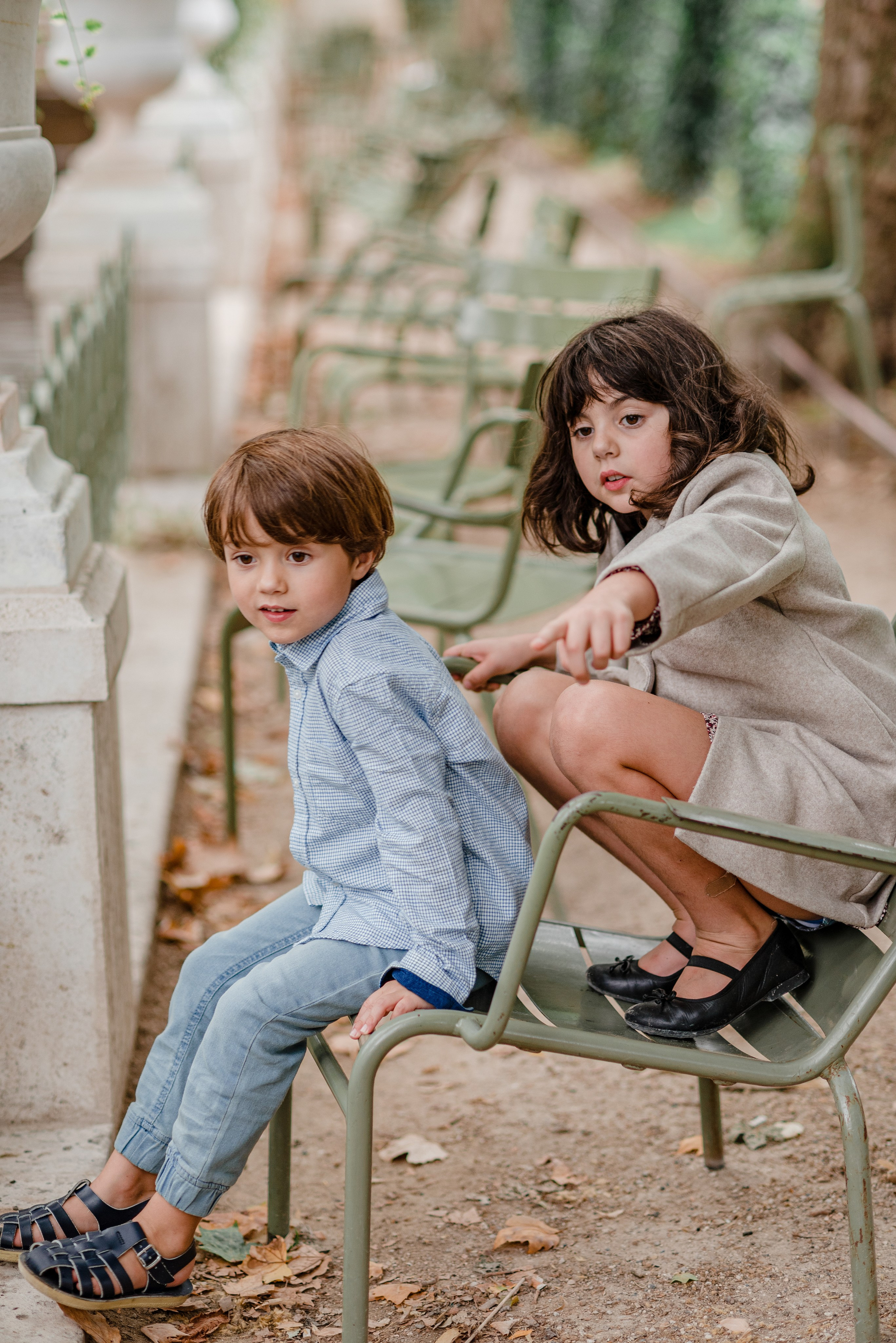 Family session in Luxembourg Gardens. Ksenia Marchand/ Lifestyle photographer in Paris