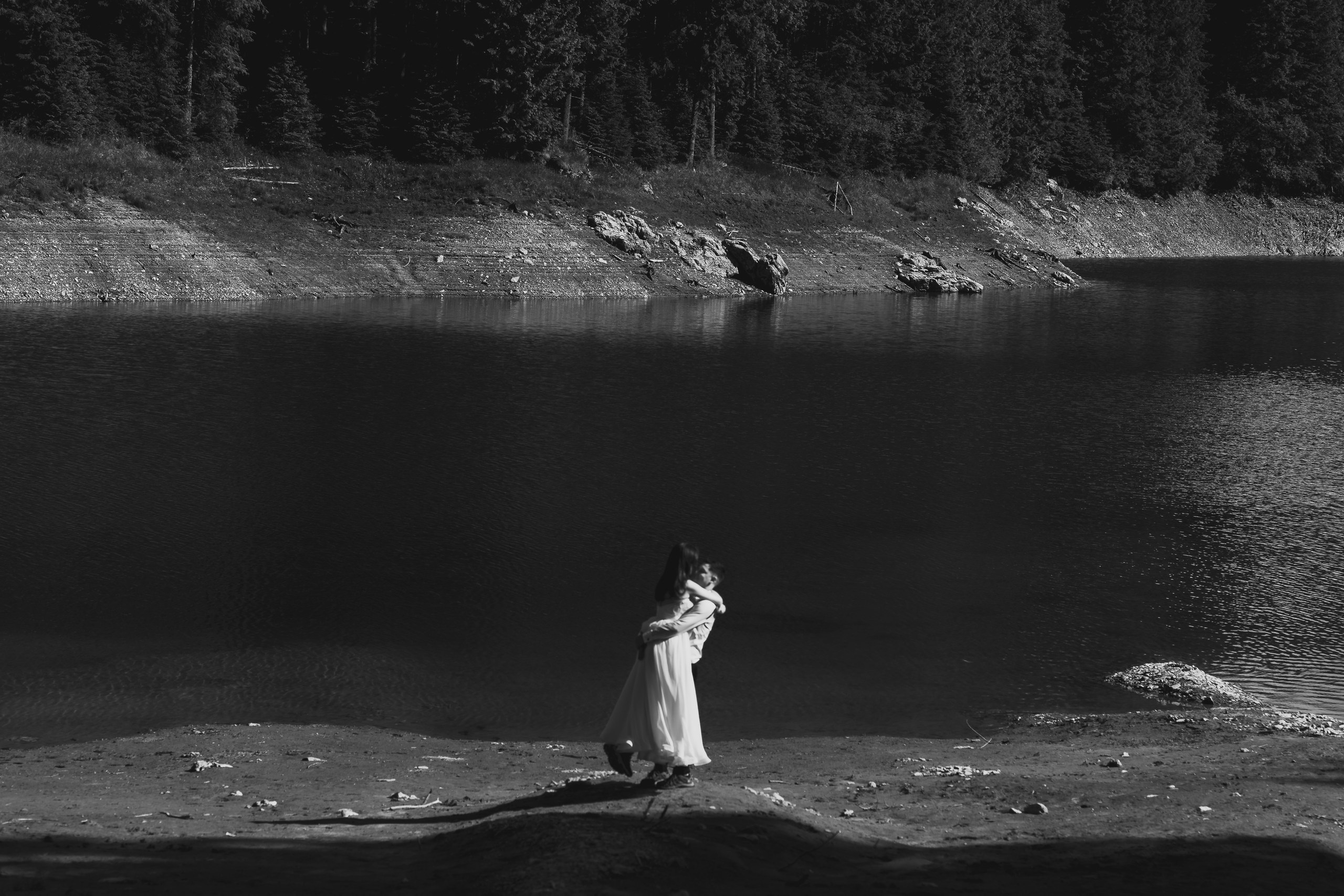 Trash the Dress la Lacul Bolboci  | Mihai Popa Fotograf. Fotograf Nuntă & Botez București - Mihai Popa | Dincolo de oameni, imortalizez emoții!