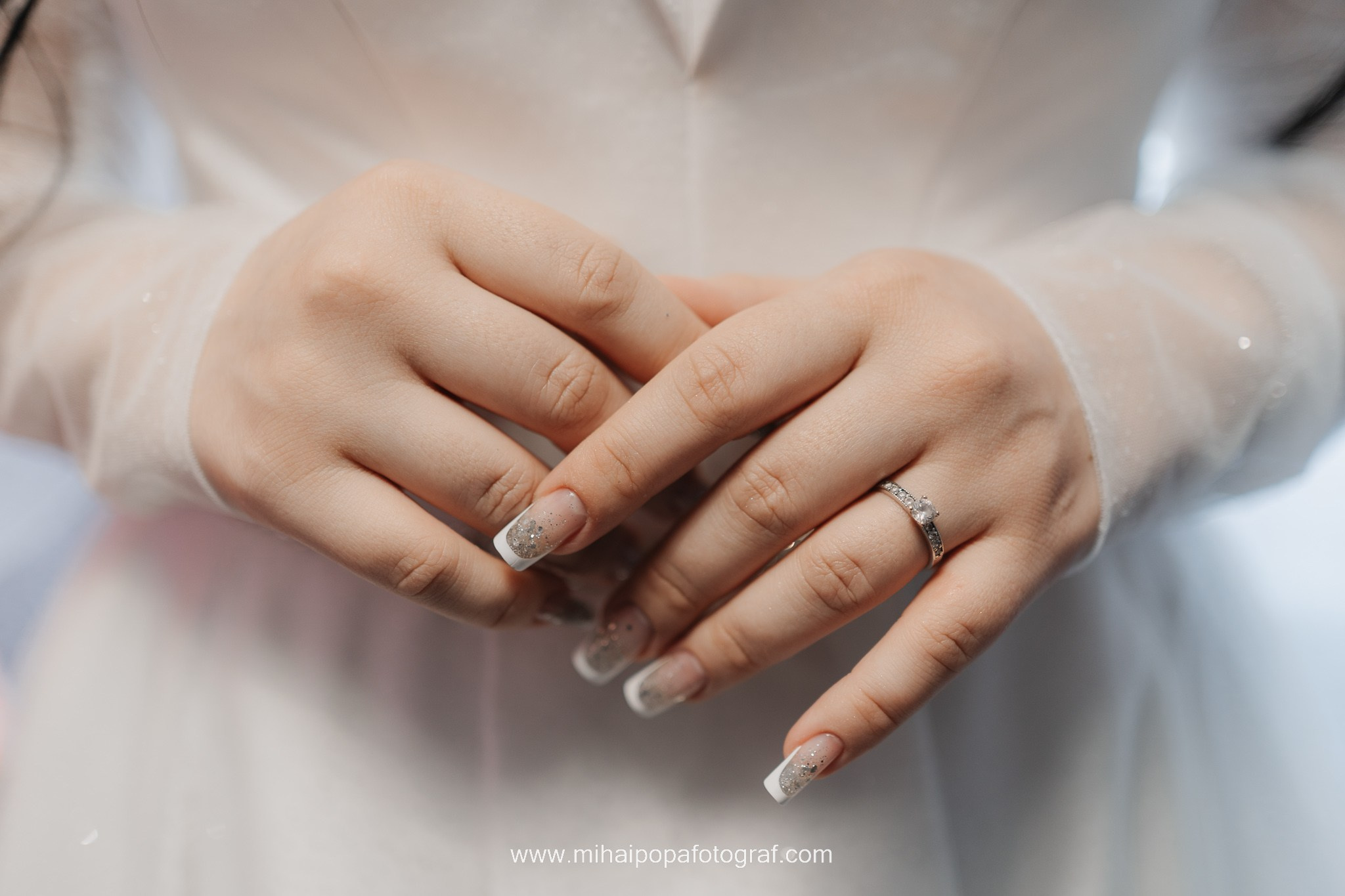 Moment emoționant între miri în ziua nunții, surprins într-un cadru natural și romantic, la Cazinoul Constanta. Fotografie de nuntă profesională, editată artistic pentru a evidenția emoția și eleganța evenimentului.