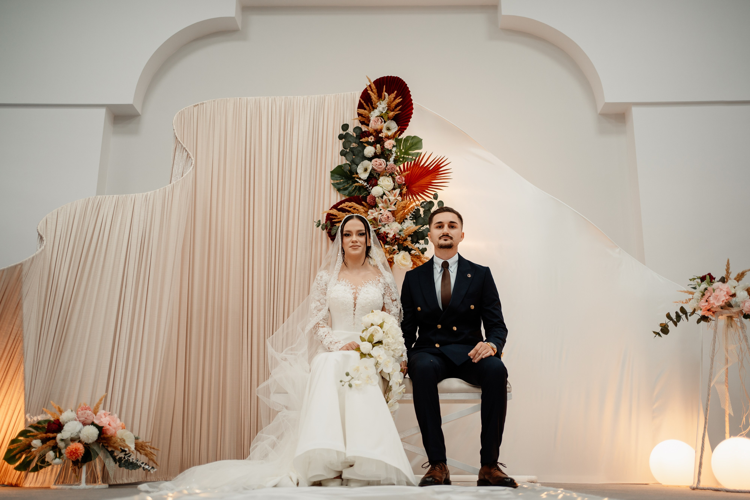 Moment emoționant între miri în ziua nunții, surprins într-un cadru natural și romantic, la Reina Events. Fotografie de nuntă profesională, editată artistic pentru a evidenția emoția și eleganța evenimentului.