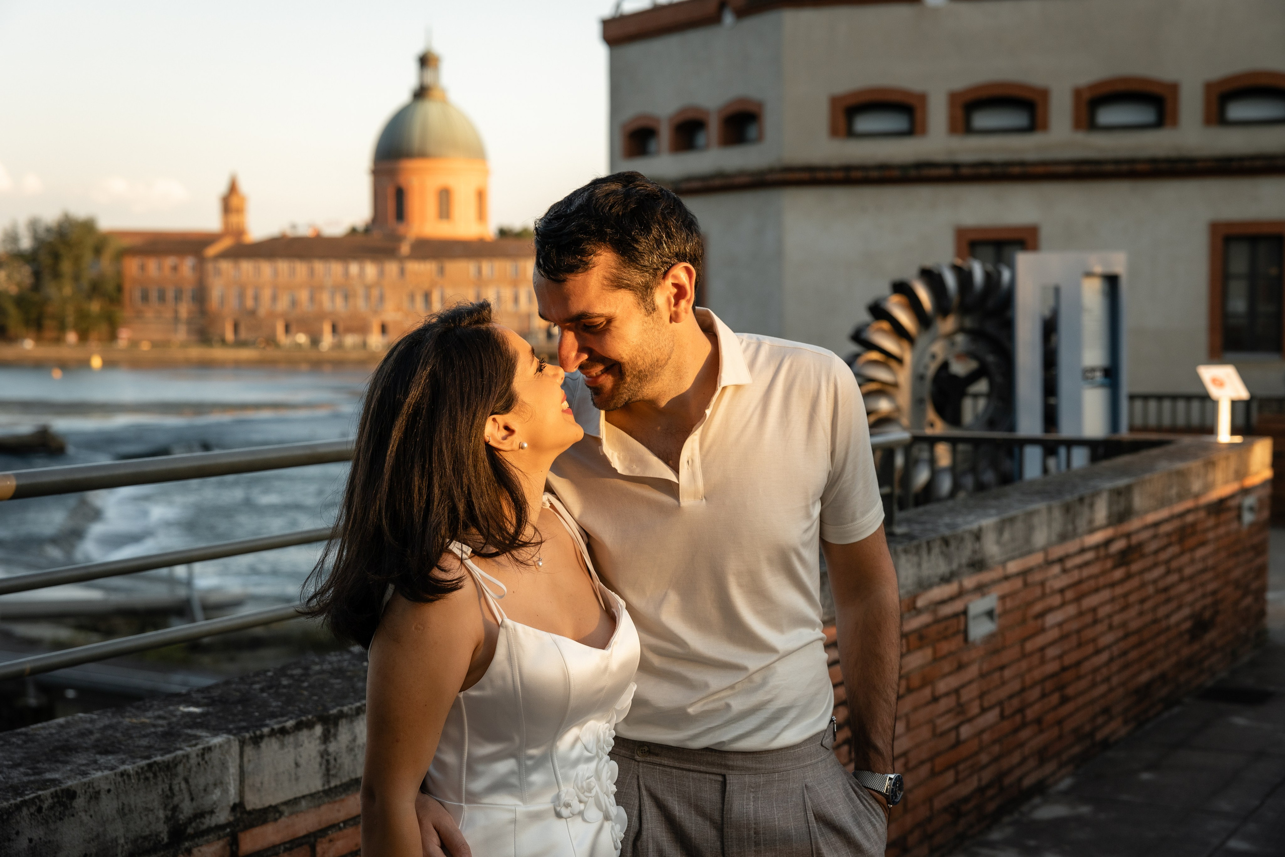 Séance fiançailles au bord de la Garonne: Un voyage romantique à Toulouse. Eugénie Smirnova — Photographe à Toulouse et dans le Sud-Ouest