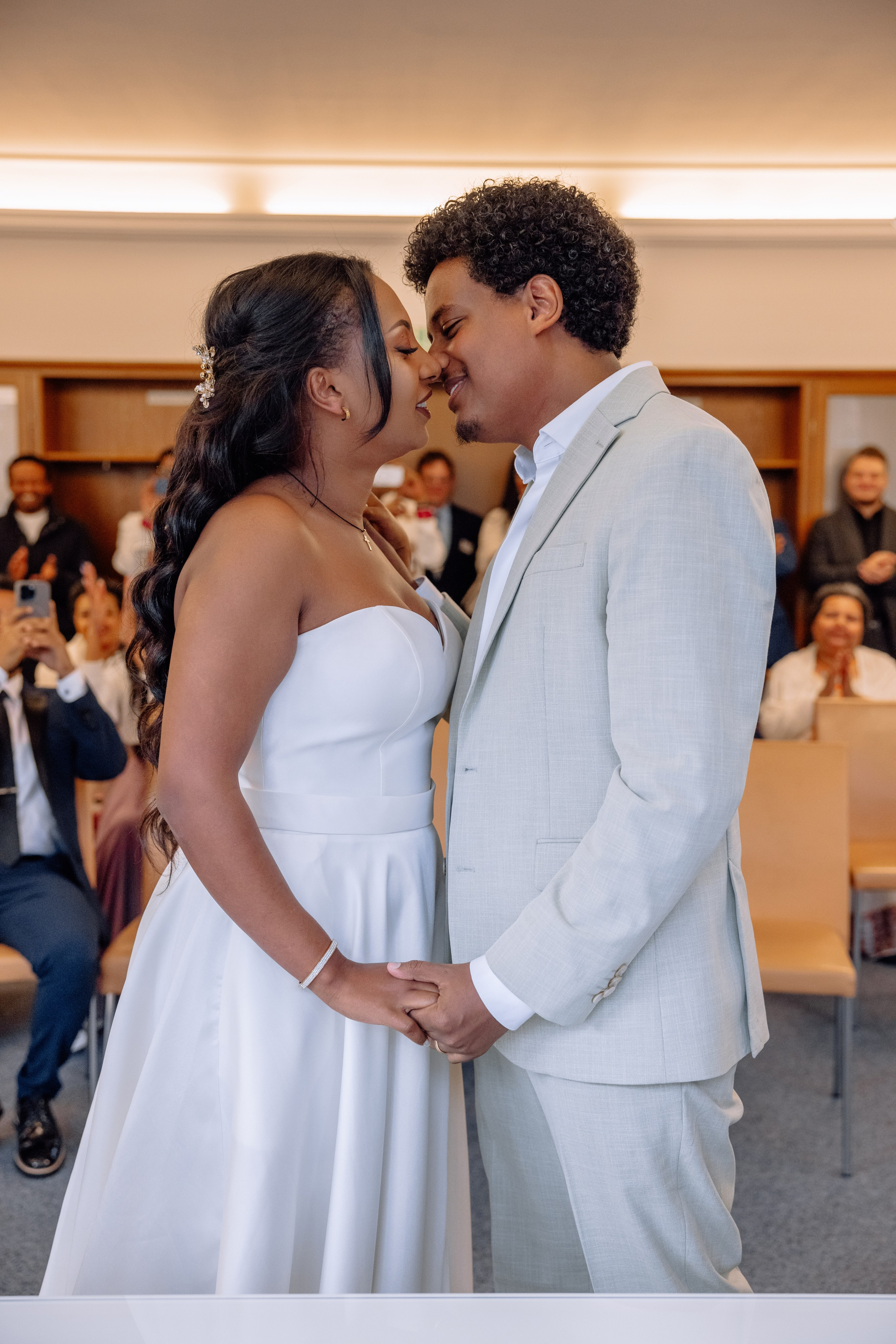 Bräutigam küsst die Braut – romantische Szene vom Standesamt Schwabing