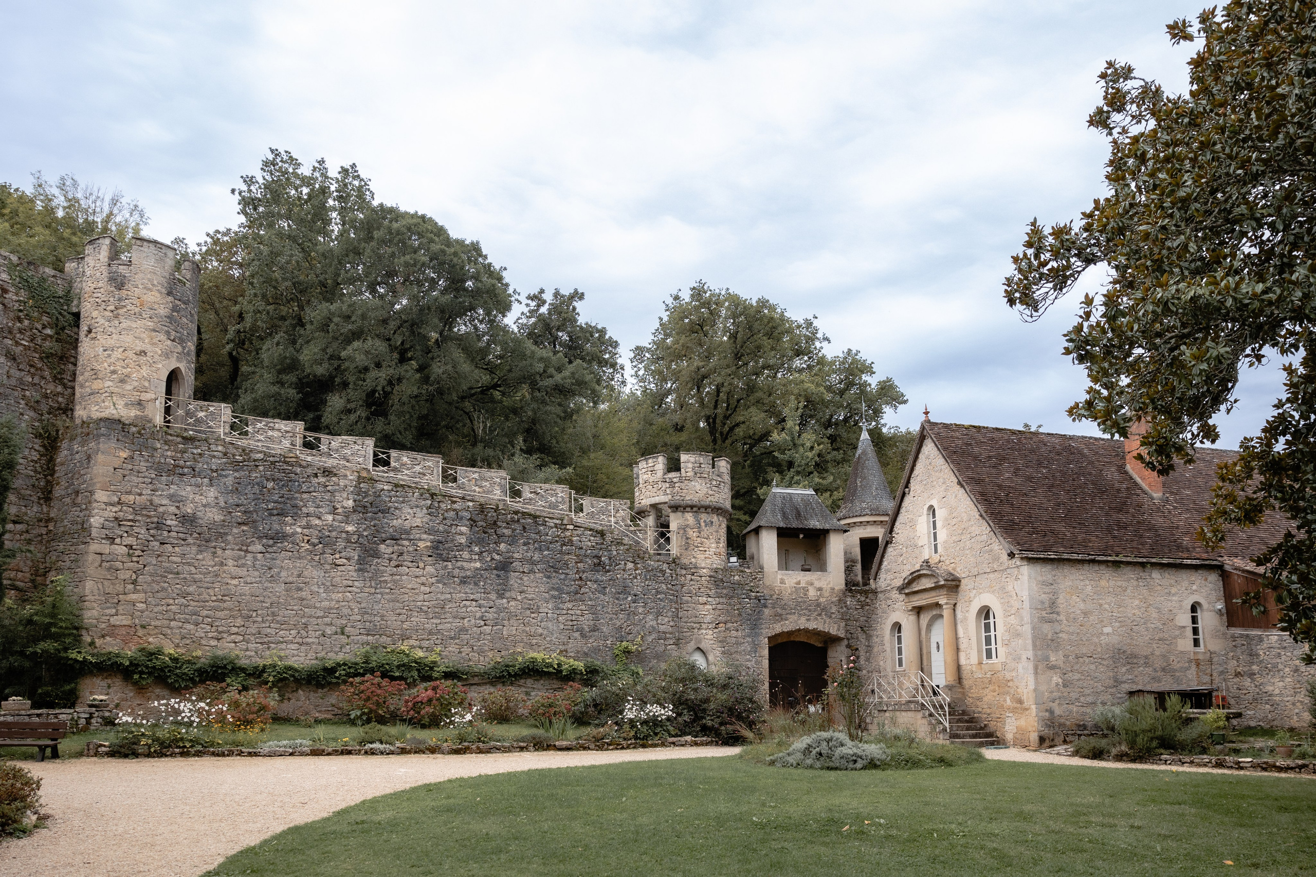 Mariage au château français. Elopement au Château de Cénevières. Eugénie Smirnova — Photographe à Toulouse et dans le Sud-Ouest