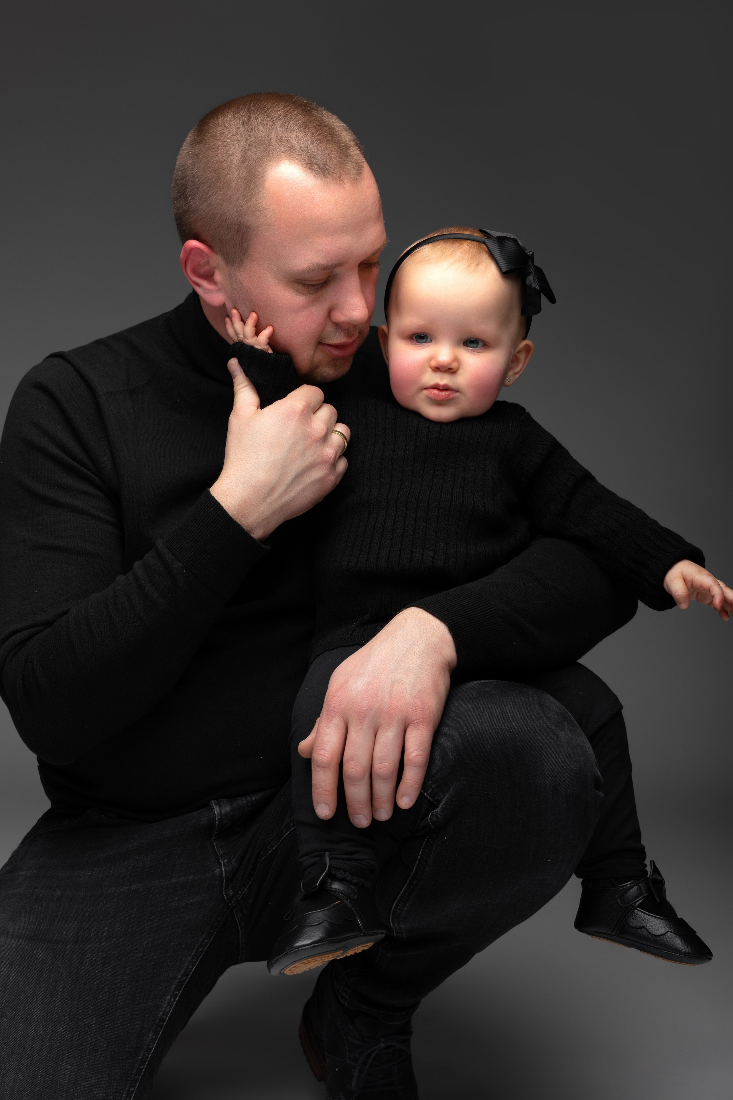 Kinderfotoshooting Hockenheim – süßes Kleinkind lächelt strahlend im Fotostudio, LAV Fotostudio