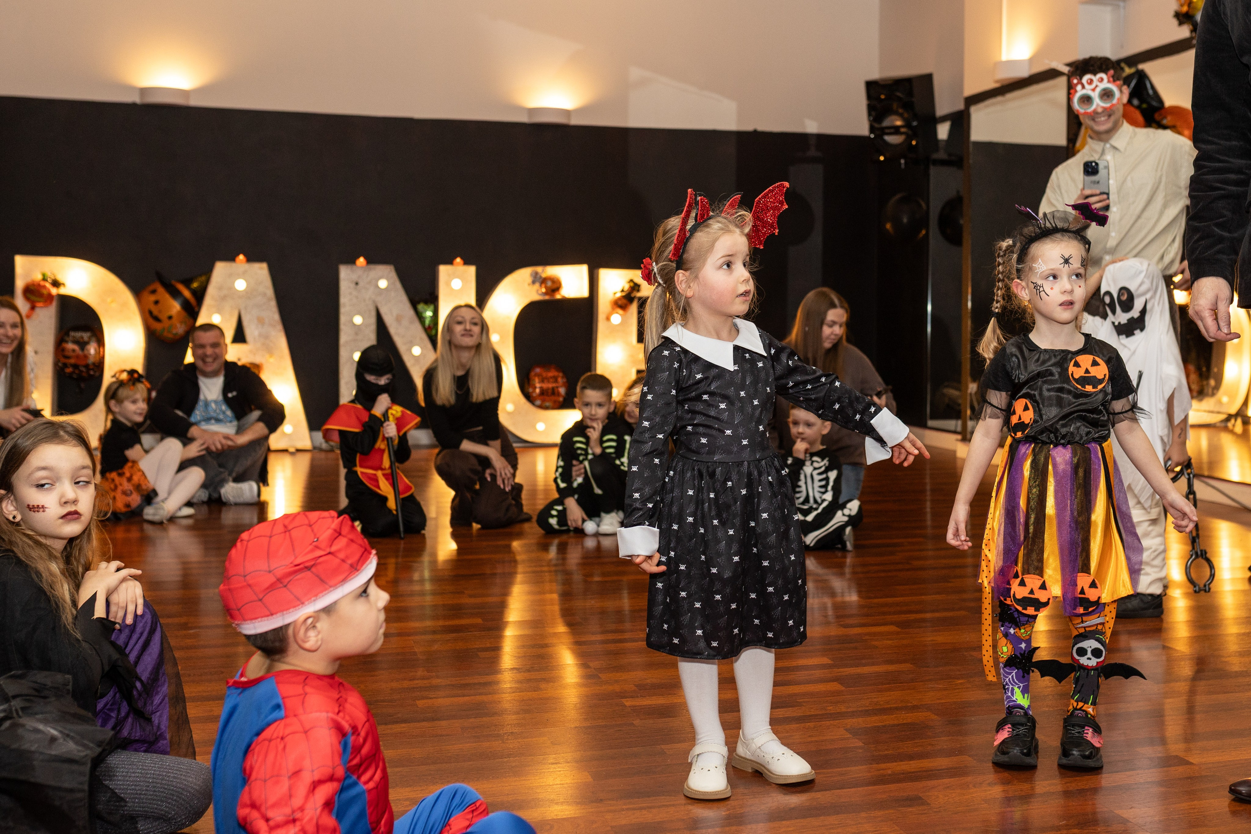Leo dance studio Helloween 2025. Семейный и детский фотограф в Варшаве Мила Бобровская