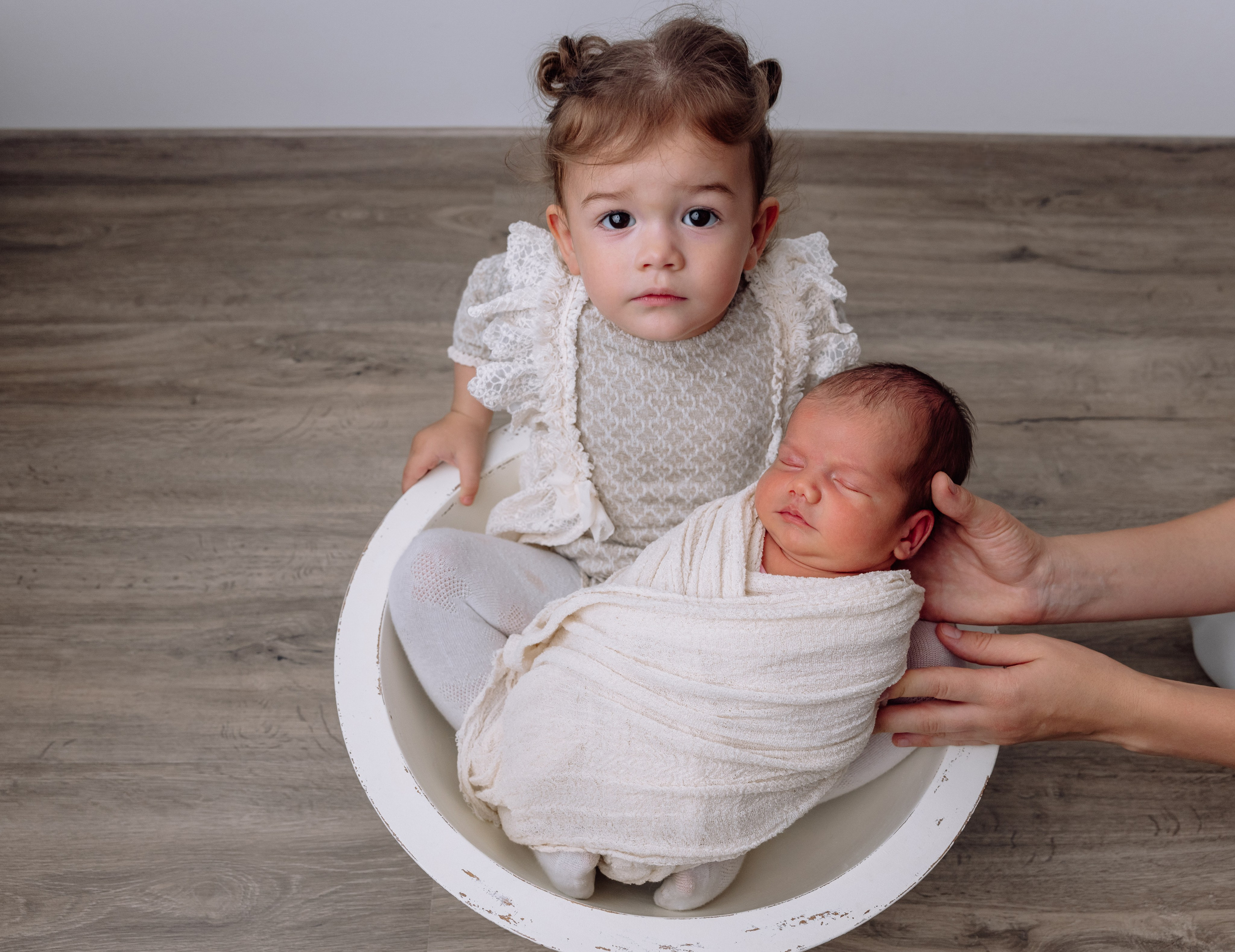 Geschwister kuscheln liebevoll miteinander