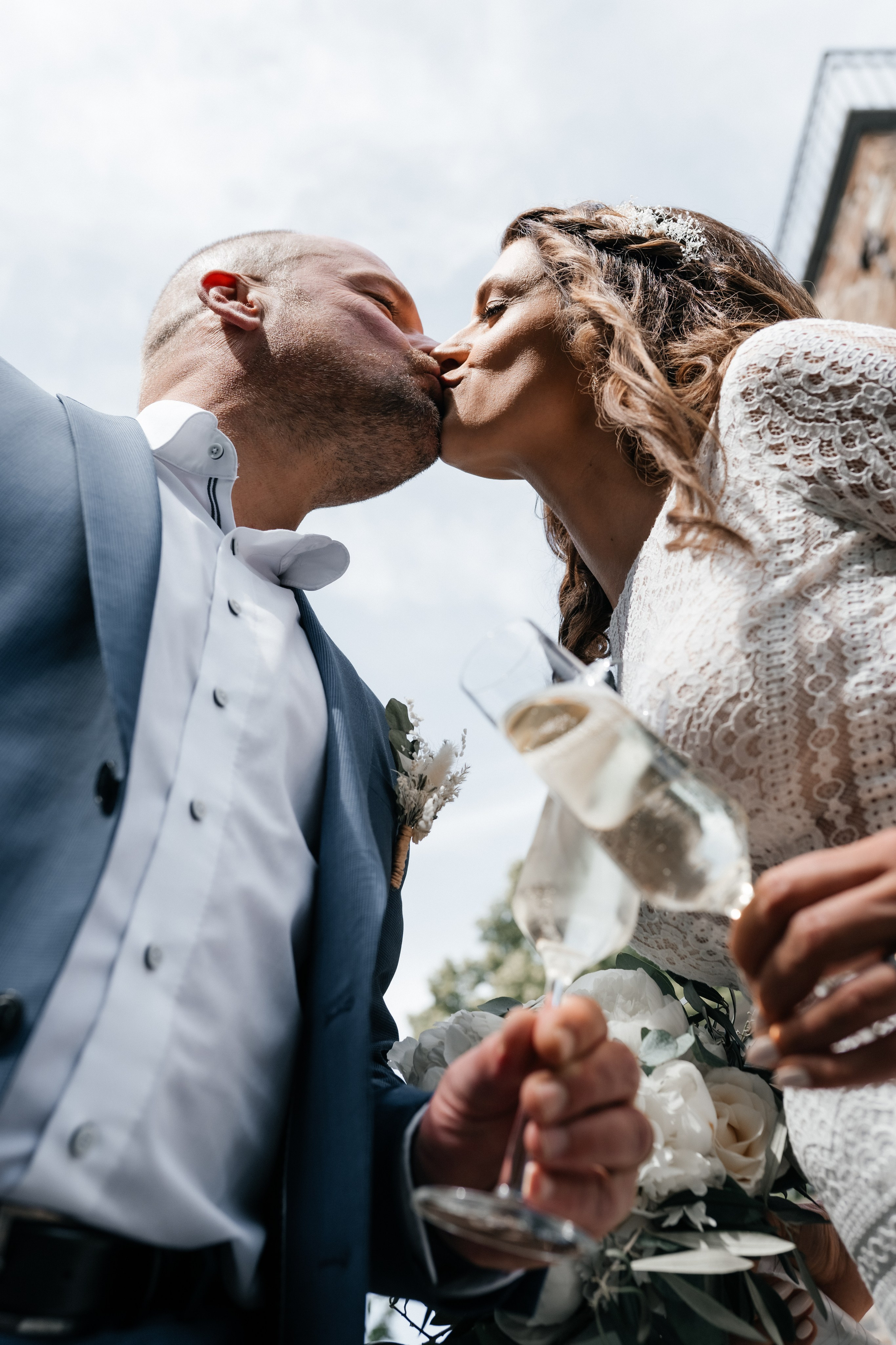 Zärtlicher Brautkuss nach den Trauversprechen