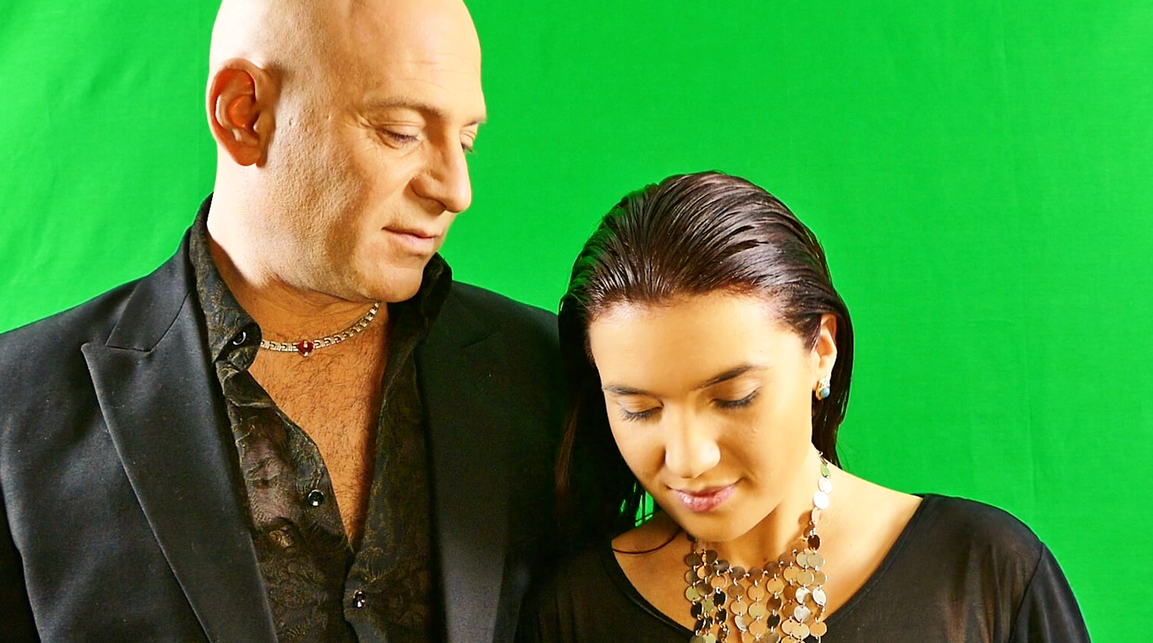Boris Vernov et Anna Vernov dans le tournage sur un fond vert