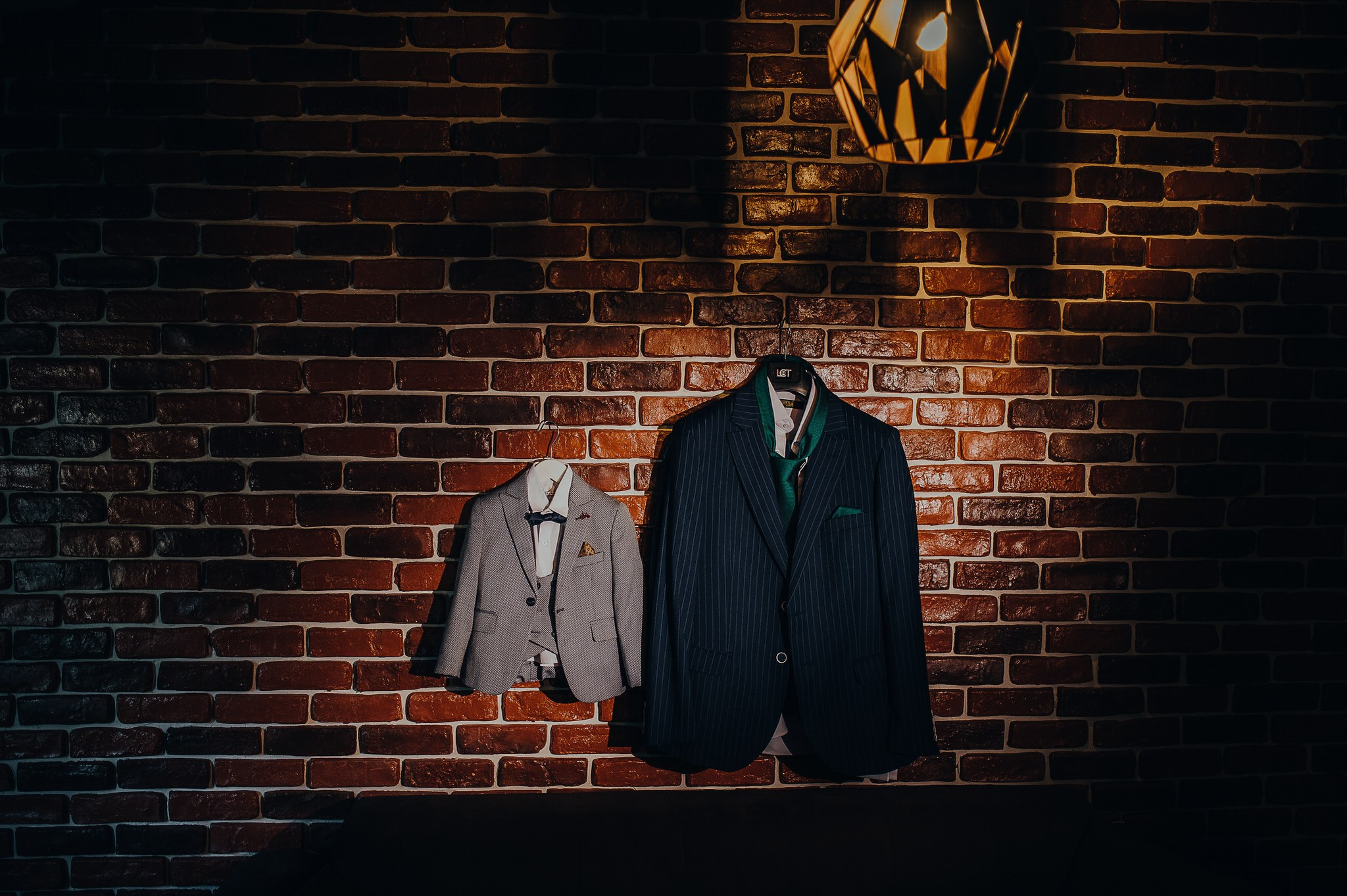 Fotograf profesionist de nuntă. Cu o abordare creativă și tehnici unice, spunem povestea voastră prin imagini pline de iubire și naturalețe. Descoperă arta fotografiei de nuntă . Fotograf Iasi, fotograf de nunta Suceava. Fotografii de nuntă. Pachet fotografii de nuntă. Fotograf Iasi, fotograf Suceava, fotograf Botosani, fotograf Romania. Servicii foto nuntă. Servicii foto-video.