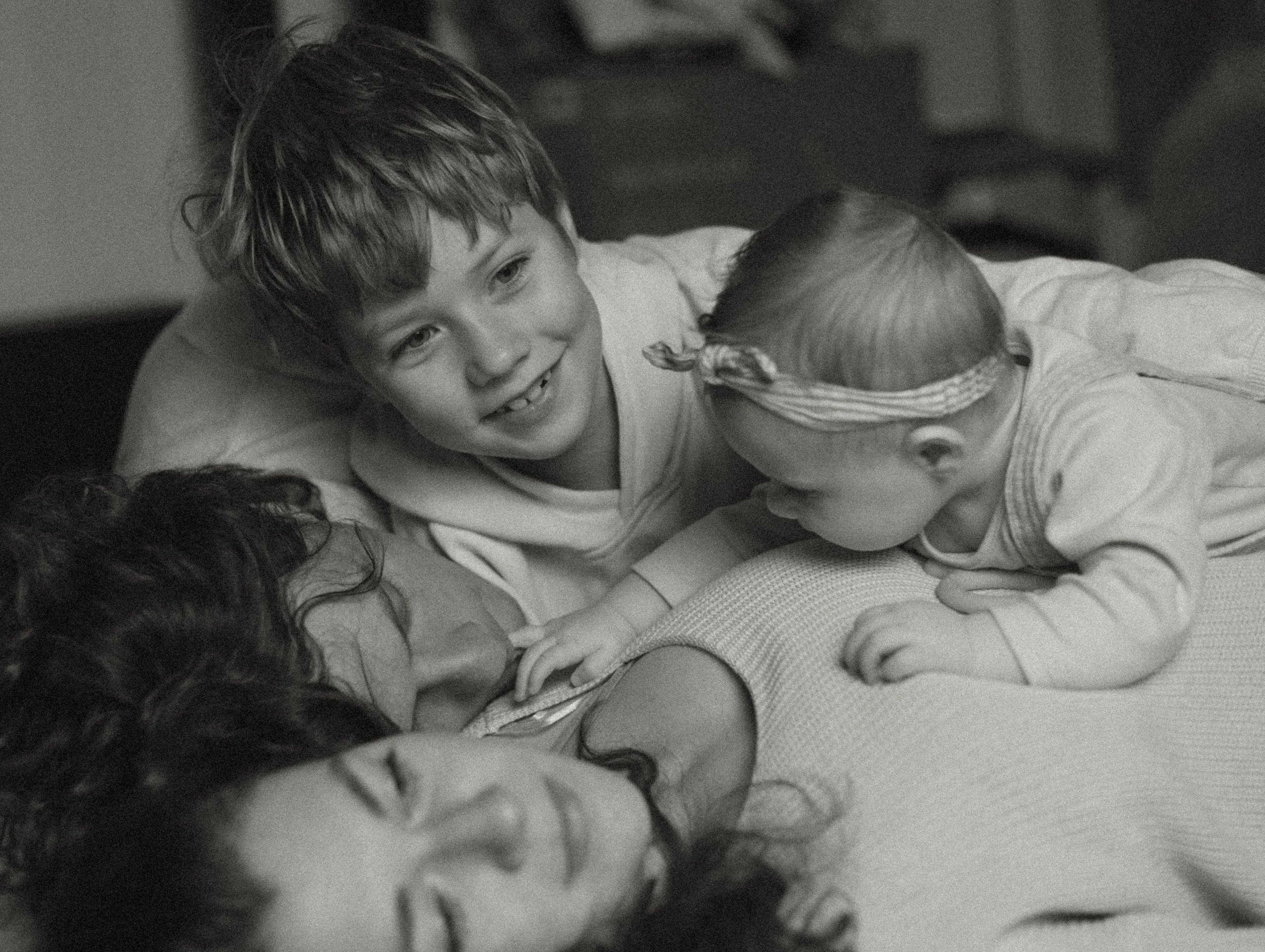Séance photo de famille pour Noël. Histoires d’amour, séances photos de famille et de mariage en France