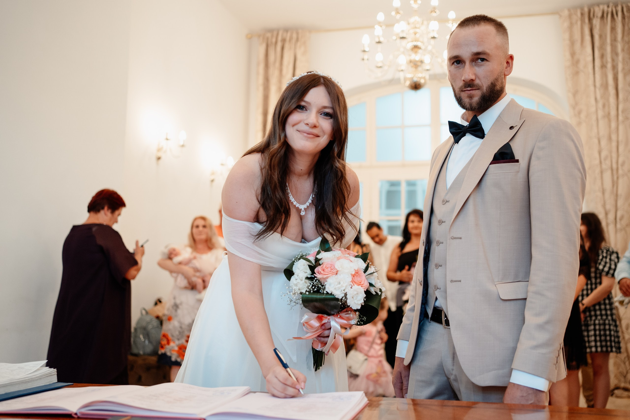 Miri fericiți în fața oficiului stării civile din Bucuresti, Sector 1, celebrând începutul unei noi vieți împreună. Fotografie de cununie civilă, capturând naturalețea și bucuria momentului special.