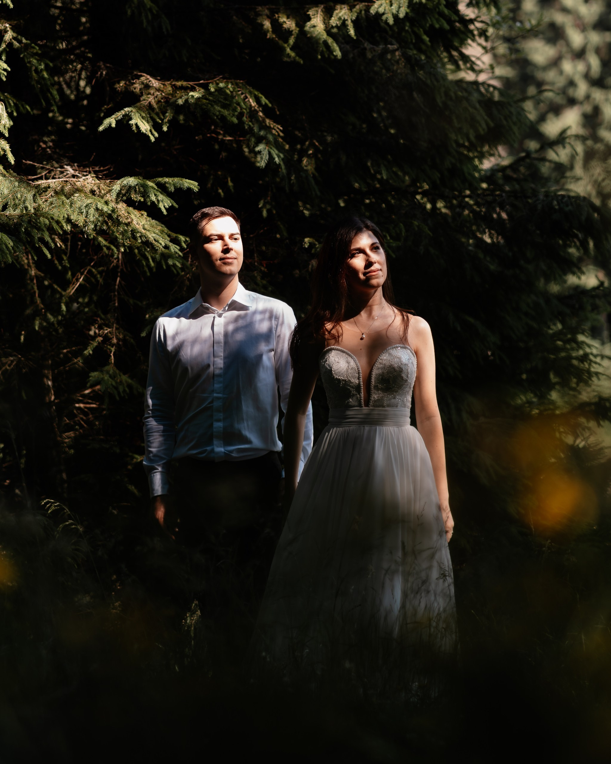 Moment emoționant între miri în ziua nunții, surprins într-un cadru natural și romantic, la Lacul Bolboci. Fotografie de nuntă profesională, editată artistic pentru a evidenția emoția și eleganța evenimentului.