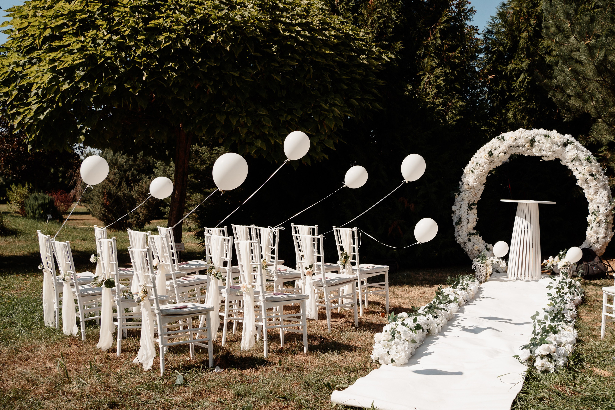 Miri fericiți în fața oficiului stării civile din Ploiesti, celebrând începutul unei noi vieți împreună. Fotografie de cununie civilă, capturând naturalețea și bucuria momentului special.