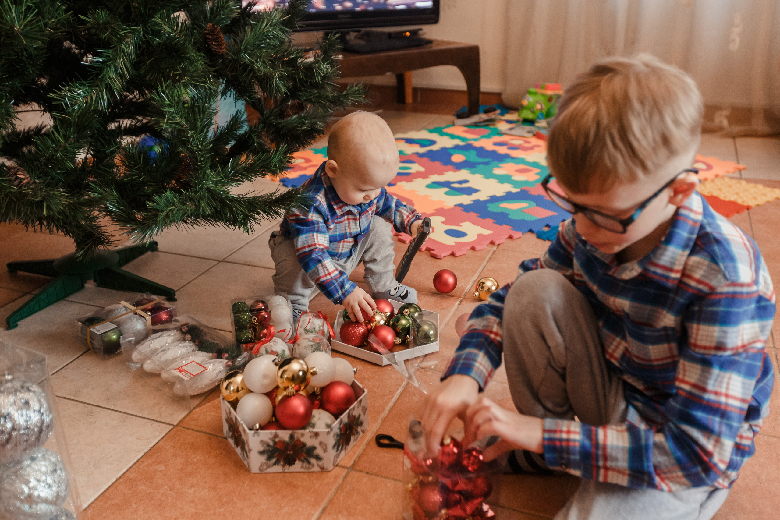 Preparándose para la Navidad. Fotógrafo de retrato, familia y reportajes en Valencia | España | Europa Vitalii Lumier