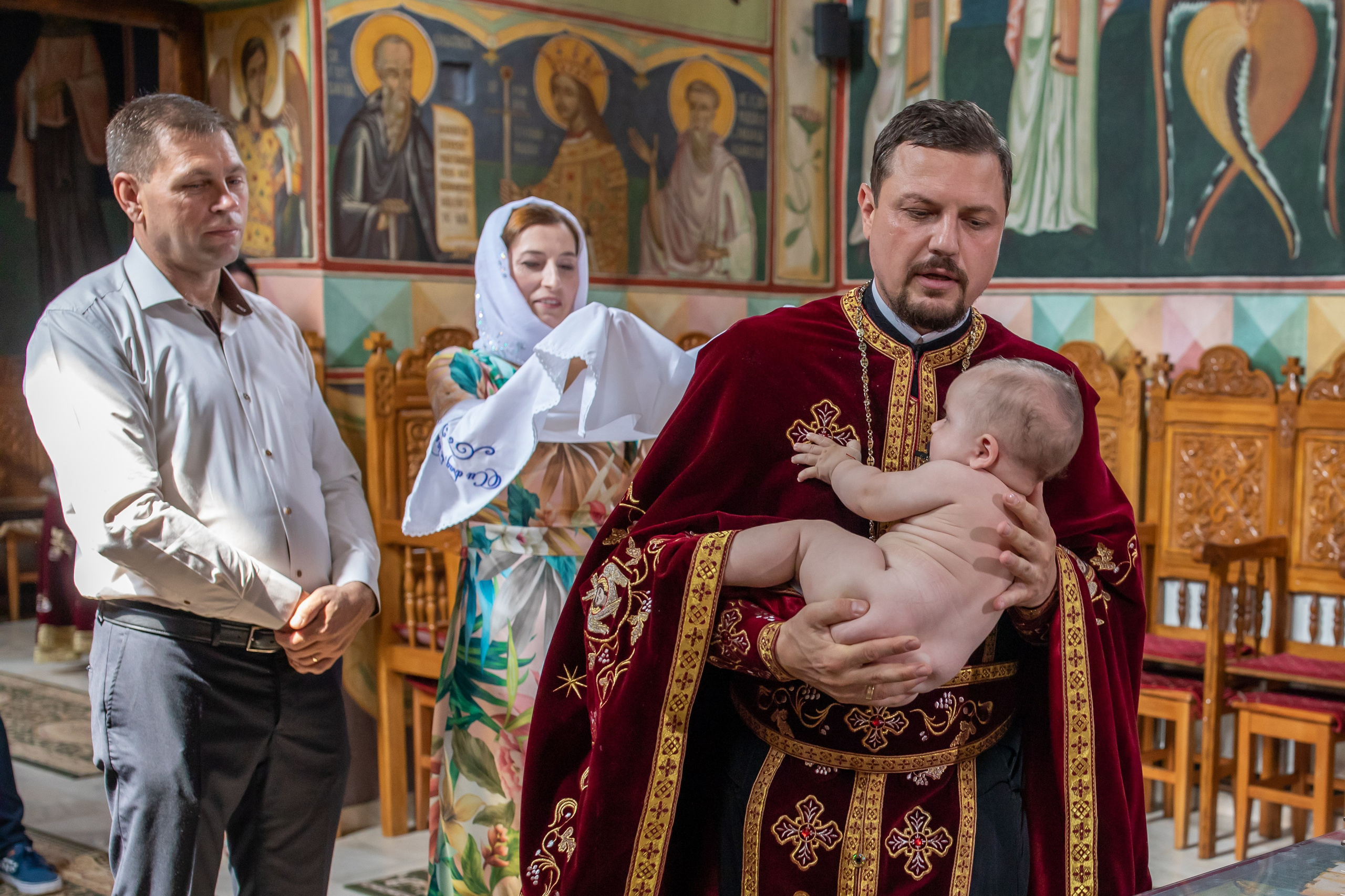 “Bebeluș botezat în biserică, ținut în brațe de nași”	•	“Detaliu cu lumânarea de botez decorată cu flori albe”	•	“Părinți emoționați alături de copilul lor la ceremonia de botez”	•	“Masa festivă de botez cu decor tematic și tort personalizat”	•	“Momentul în care preotul toarnă apă sfințită pe fruntea bebelușului”	“Bebeluș în rochie albă de botez, zâmbind în brațele mamei”	•	“Detaliu cu cruciulița de botez așezată pe o pernă de satin”	•	“Părinți și nași aprinzând lumânările în timpul ceremoniei de botez”	•	“Tort de botez decorat cu figurine tematice și numele copilului”	•	“Copil botezat dormind liniștit în pătuțul decorat festiv”	•	“Momentul în care preotul binecuvântează copilul în fața altarului”	•	“Invitați adunându-se în jurul mesei festive la petrecerea de botez”	•	“Bebeluș ținând în mână o jucărie personalizată primită la botez”	•	“Familie fericită pozând împreună după ceremonia de botez”	•	“Decor tematic cu baloane și flori la locația petrecerii de botez” fotograf Botoșani fotograf evenimente fotograf botez Alin Chirila fotograf alinofotostudio,- Preotul ținându-l pe micuțul Mathias Gabriel la botez, în biserica Înălțarea Domnului, Copălău  - Detalii de la botezul lui Mathias – lumânare, trusou și icoană  - Familia lui Mathias Gabriel alături de micuț, în ziua botezului  - Portret emoționant cu mama și bebelușul în brațe, în biserică,fotograf profesionist evenimente Botoșani, Iași, Suceava, Fălticeni, Bacău, Pașcani, Roman - AlinoFotoStudio by Alin Chirilă - servicii foto nuntă, botez, cununie, ședințe foto creative, albume personalizate, fotografii emoționante și calitative pentru cele mai importante momente din viață,fotograf nuntă Botoșani Alin Chirilă,  ședință foto botez Iași - AlinoFotoStudio,  servicii fotograf profesionist evenimente Suceava,  fotograf cununie civilă Fălticeni - Alin Chirilă,  album foto nuntă personalizat Bacău.“Bebeluș botezat în biserică, ținut în brațe de nași”	•	“Detaliu cu lumânarea de botez decorată cu flori albe”	•	“Părinți emoționați alături de copilul lor la ceremonia de botez”	•	“Masa festivă de botez cu decor tematic și tort personalizat”	•	“Momentul în care preotul toarnă apă sfințită pe fruntea bebelușului”	“Bebeluș în rochie albă de botez, zâmbind în brațele mamei”	•	“Detaliu cu cruciulița de botez așezată pe o pernă de satin”	•	“Părinți și nași aprinzând lumânările în timpul ceremoniei de botez”	•	“Tort de botez decorat cu figurine tematice și numele copilului”	•	“Copil botezat dormind liniștit în pătuțul decorat festiv”	•	“Momentul în care preotul binecuvântează copilul în fața altarului”	•	“Invitați adunându-se în jurul mesei festive la petrecerea de botez”	•	“Bebeluș ținând în mână o jucărie personalizată primită la botez”	•	“Familie fericită pozând împreună după ceremonia de botez”	•	“Decor tematic cu baloane și flori la locația petrecerii de botez” fotograf Botoșani fotograf evenimente fotograf botez Alin Chirila fotograf alinofotostudio.fotograf botez Amelis Maria, fotografie botez Botoșani, fotograf Alin Chirilă, amintiri botez, fotografii botez, botez Amelis Maria, fotograf copii, fotografie botez în Botoșani,