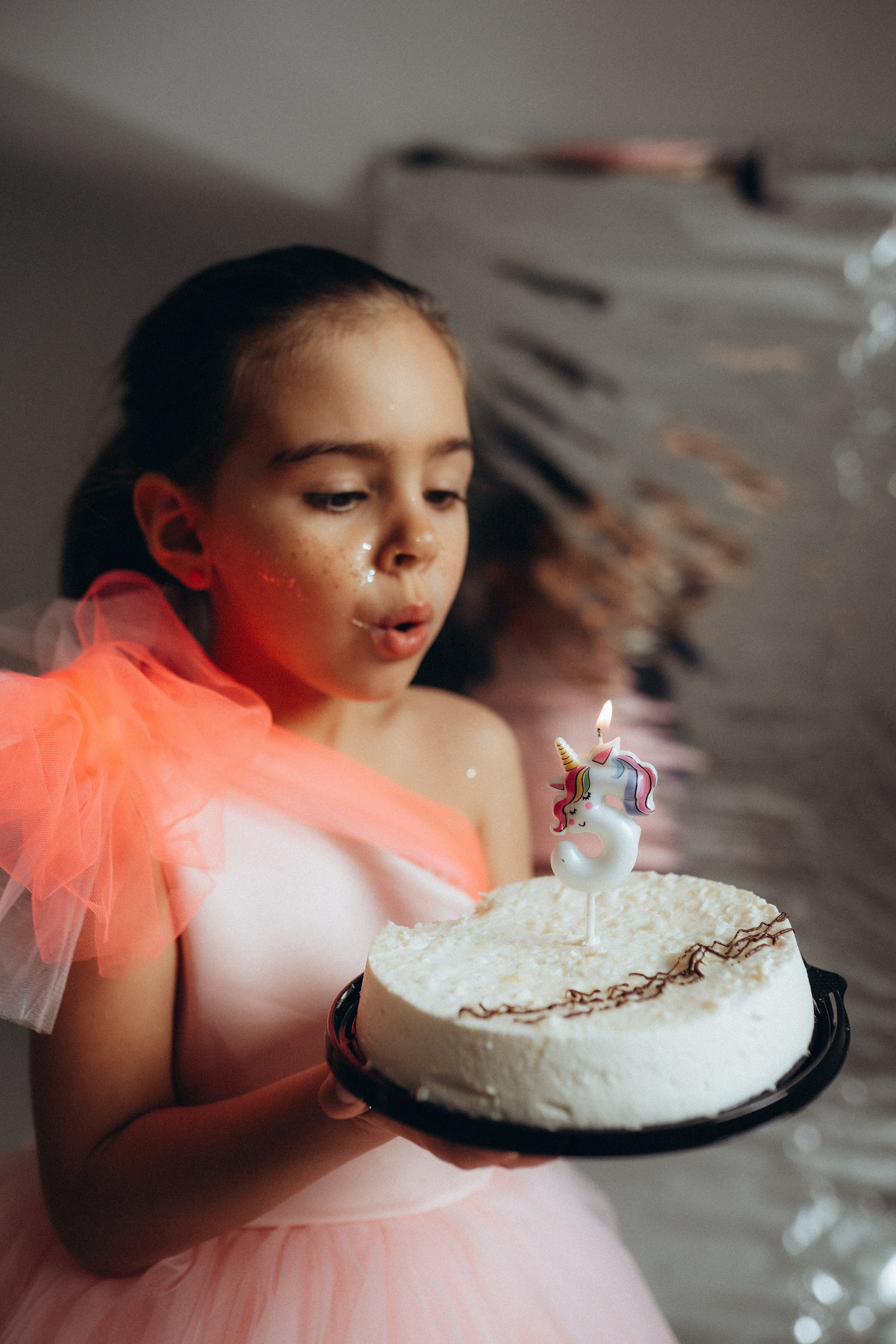 Fotografa cattura l’emozione di una bambina durante il suo compleanno a Milano