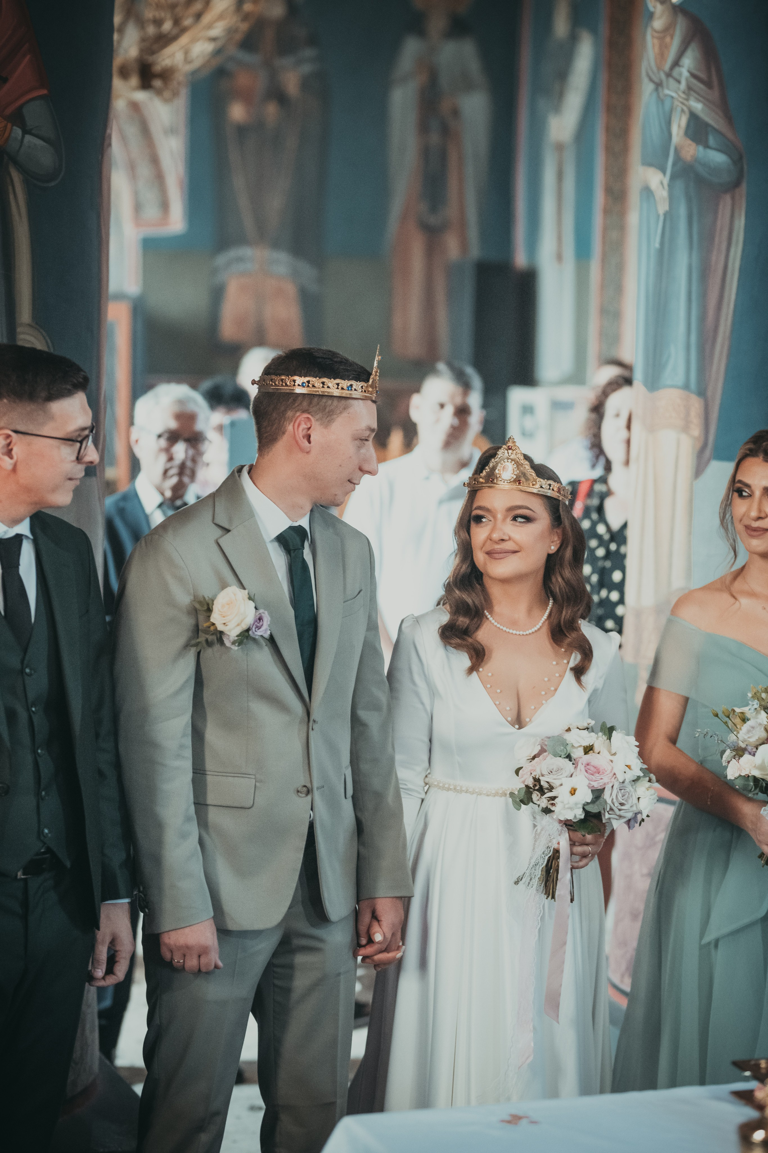 Fotograf profesionist de nuntă. Cu o abordare creativă și tehnici unice, spunem povestea voastră prin imagini pline de iubire și naturalețe. Descoperă arta fotografiei de nuntă . Fotograf Iasi, fotograf de nunta Suceava. Fotografii de nuntă. Pachet fotografii de nuntă. Fotograf Iasi, fotograf Suceava, fotograf Botosani, fotograf Romania. Servicii foto nuntă. Servicii foto-video.