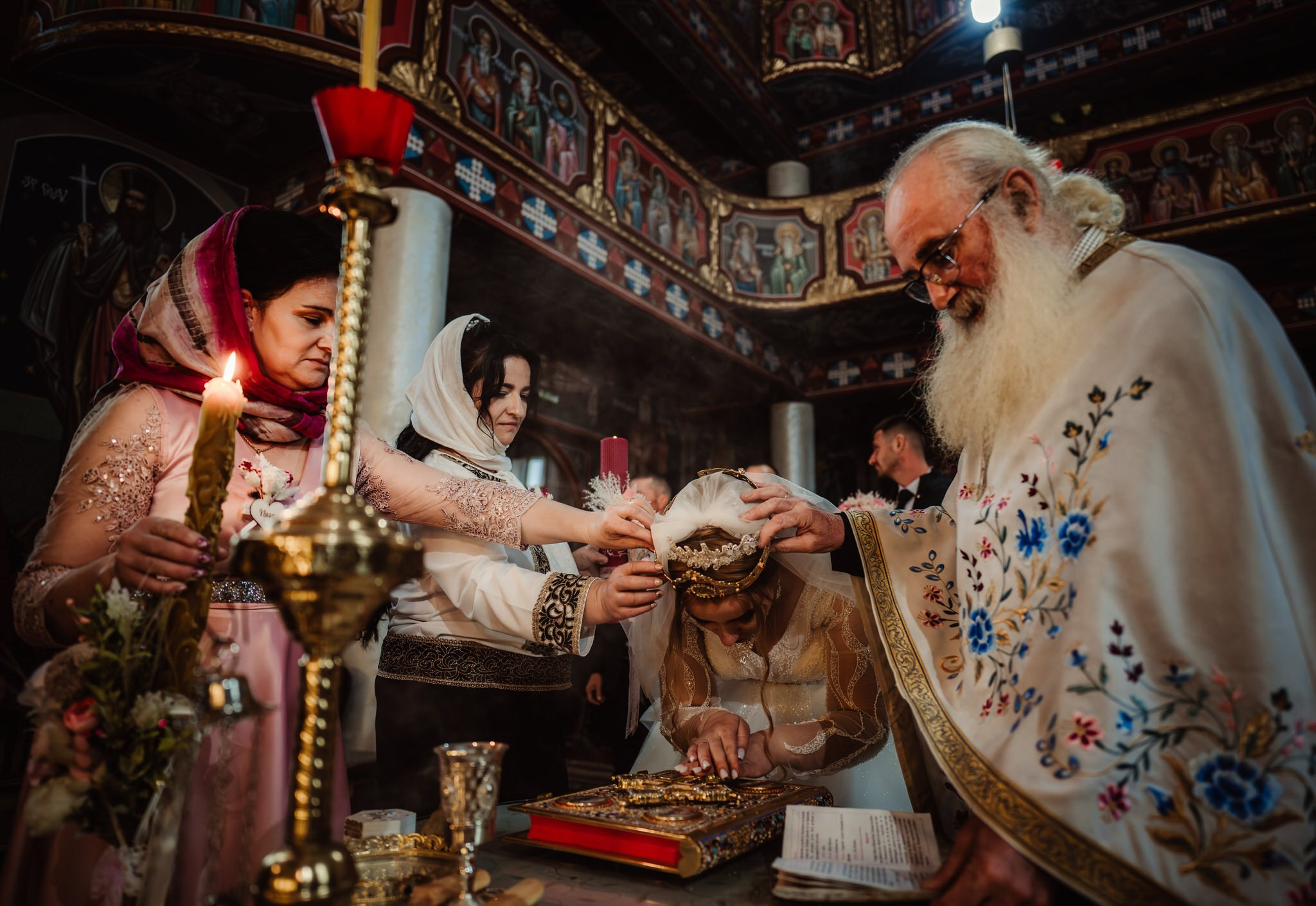 Fotograf profesionist de nuntă. Cu o abordare creativă și tehnici unice, spunem povestea voastră prin imagini pline de iubire și naturalețe. Descoperă arta fotografiei de nuntă . Fotograf Iasi, fotograf de nunta Suceava. Fotografii de nuntă. Pachet fotografii de nuntă. Fotograf Iasi, fotograf Suceava, fotograf Botosani, fotograf Romania. Servicii foto nuntă. Servicii foto-video.