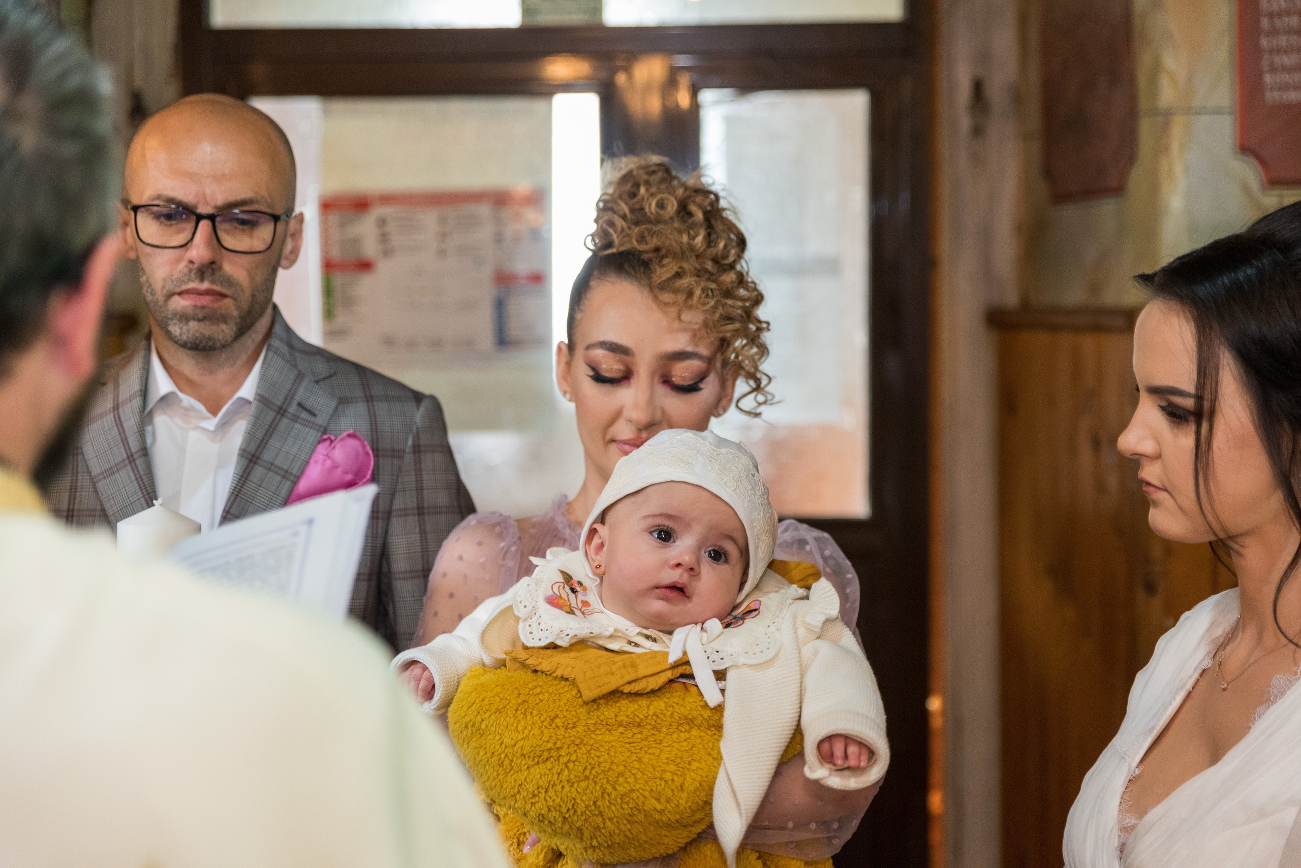 Fotograf botez, sedinta foto acasa, fotografii cu bebe, fotograf profesionist botez Bucuresti, sedinta foto de familie, sedinta foto cu bebe, fotografii la botez acasa, fotografii pregatiri bebe, botezul bebelusului, obiceiuri la botez, fotograf pentru botez, oferta foto botez, fotograf profesionist Bucuresti, botezul.