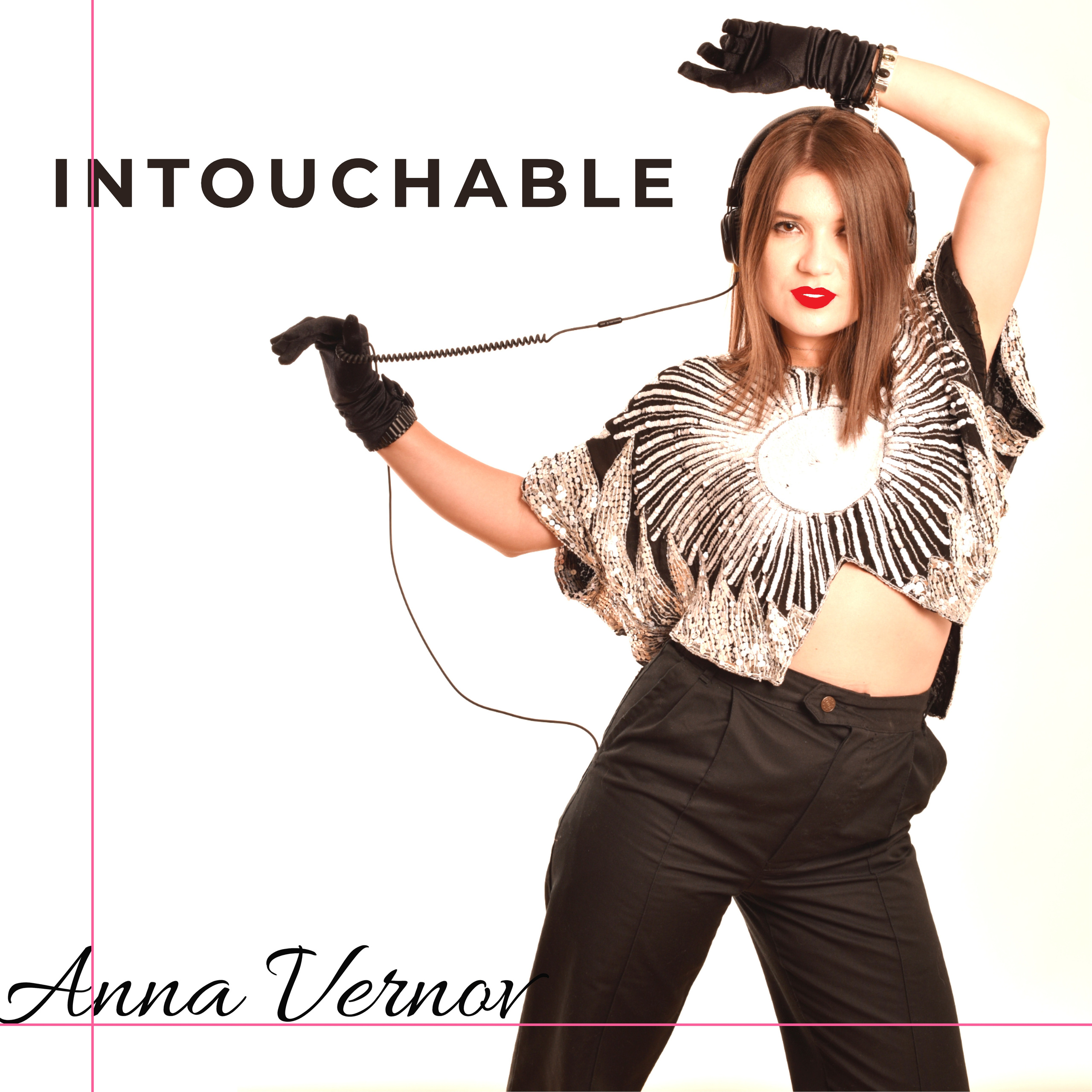 Anna Vernov avec la casque audio pour la pochette du single Intouchable en français avec les lèvres rouges, les gains noirs en position avec les main en aire 