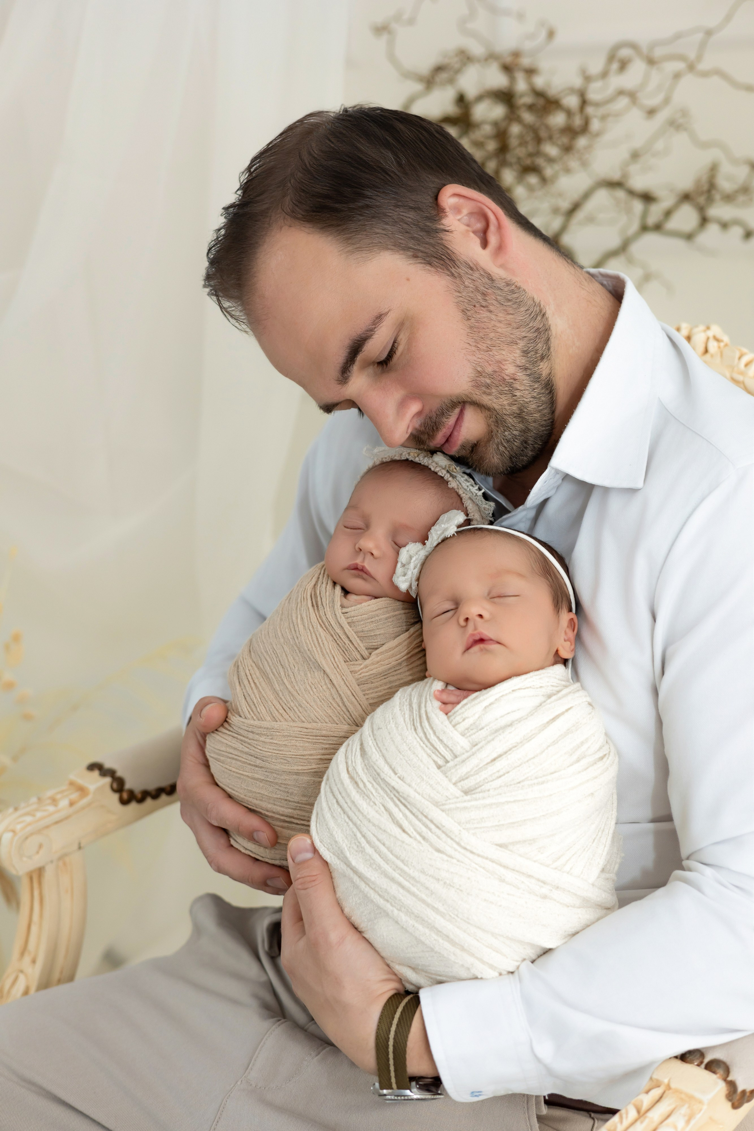 Zwillingsfotoshooting in Schwerte – liebevolle Posen mit Eltern im Fotostudio Hagen