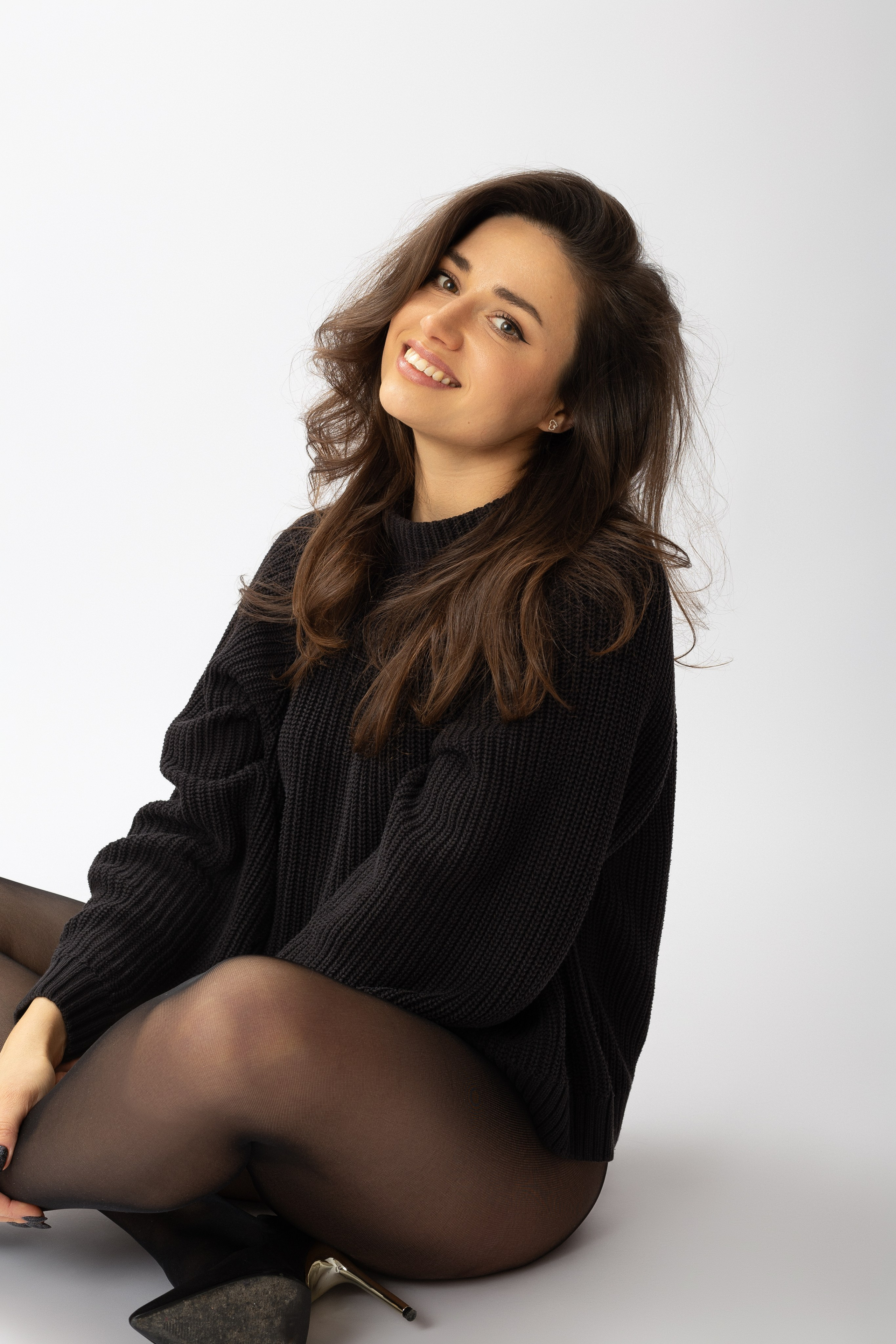 Stilvolles Fashion-Foto im Studio, Tanja in gedeckten Tönen