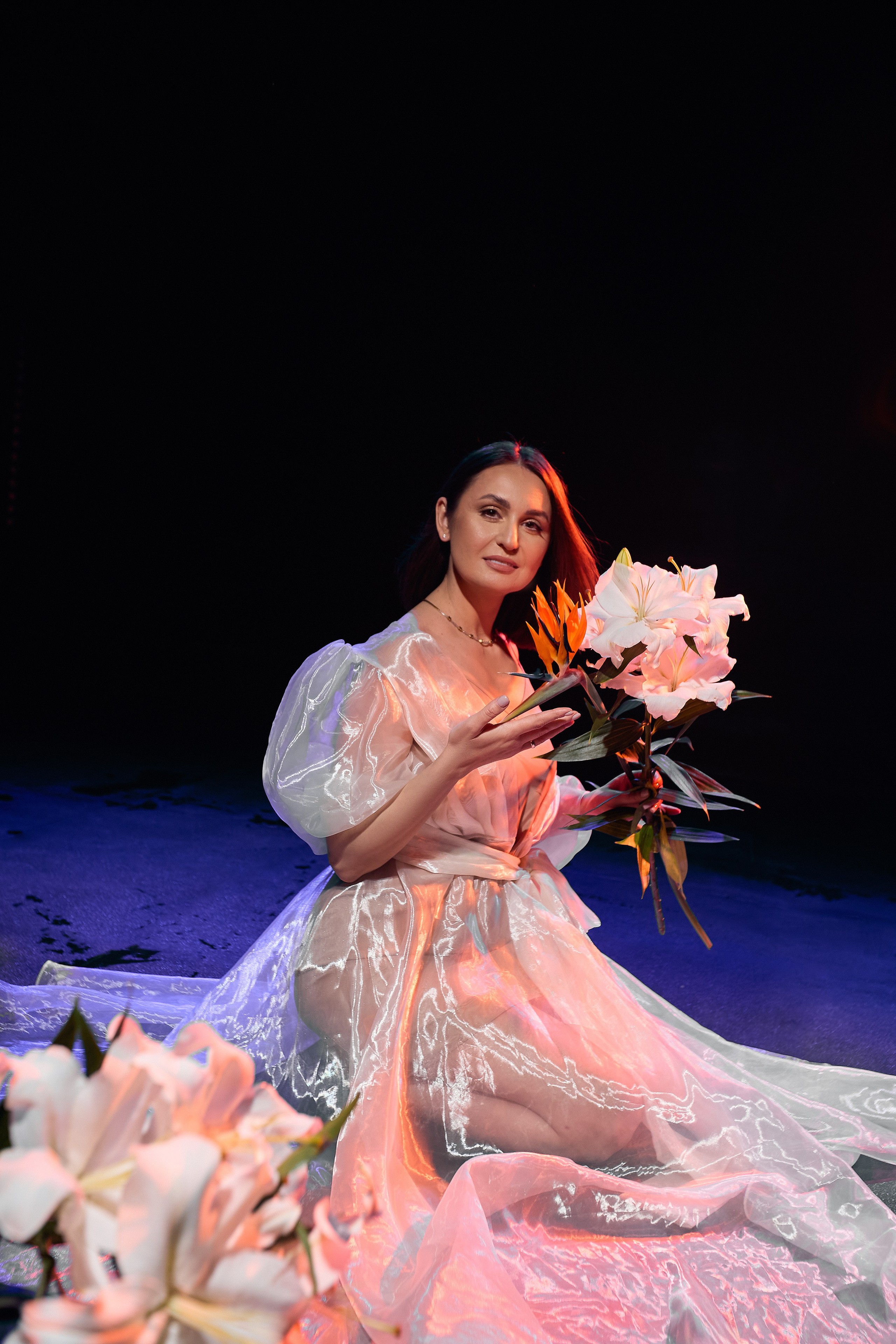 Delikatna sesja zdjęciowa z wodą i kwiatami – magia światła i odbić. Portrait & Fashion Photographer | Сannes, Paris, Monaco, Dubai, Kyiv — - Alisa Postnykova