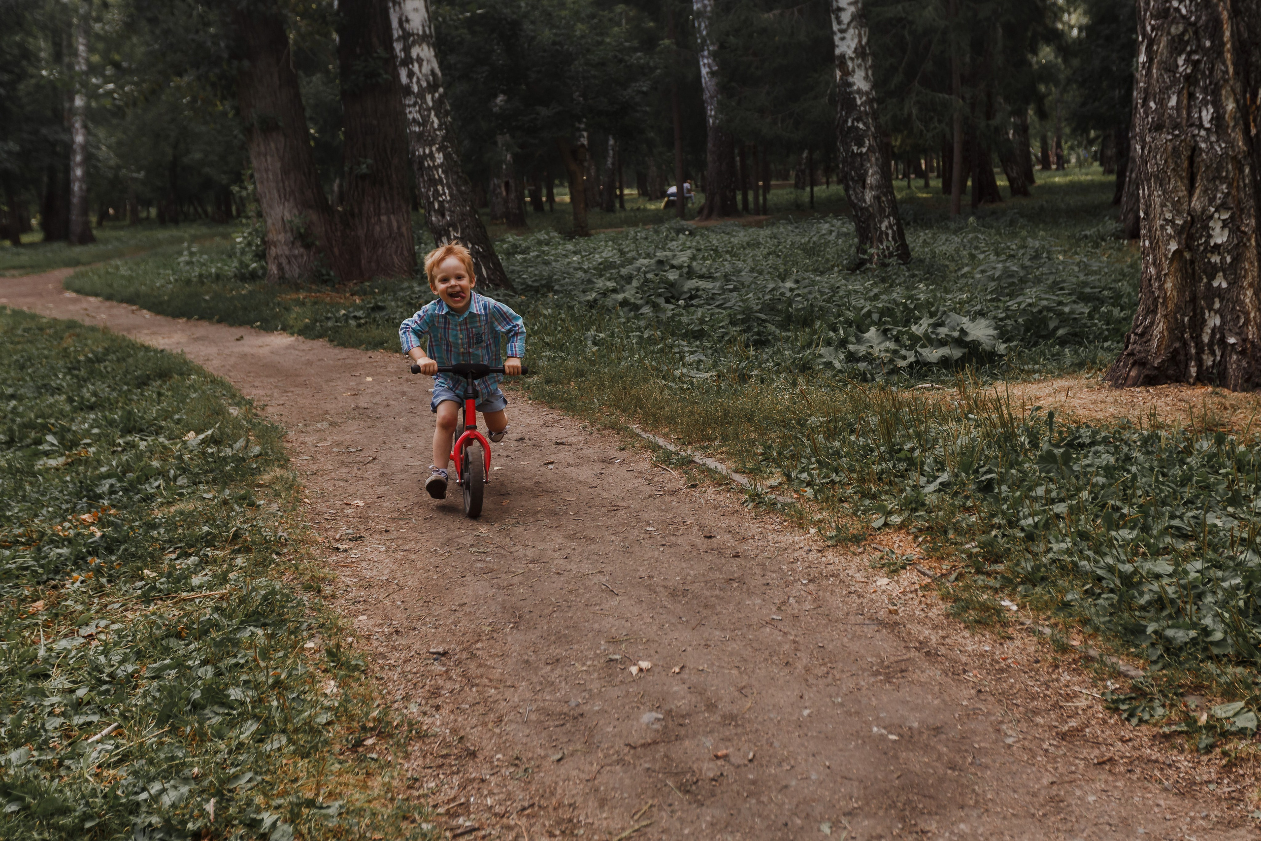 Sesión de fotos con un niño travieso. Fotógrafo de retrato, familia y reportajes en Valencia | España | Europa Vitalii Lumier