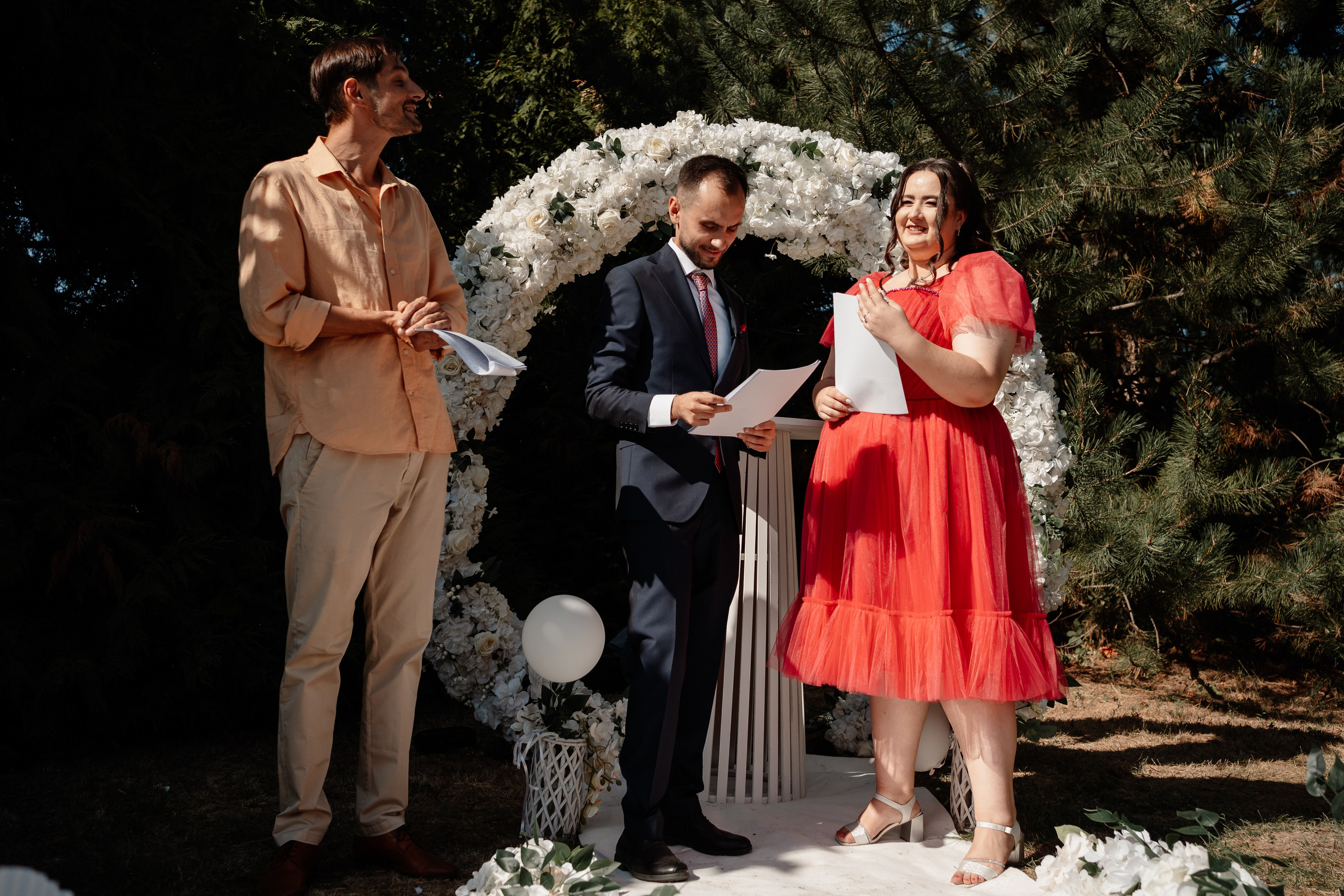 Miri fericiți în fața oficiului stării civile din Ploiesti, celebrând începutul unei noi vieți împreună. Fotografie de cununie civilă, capturând naturalețea și bucuria momentului special.