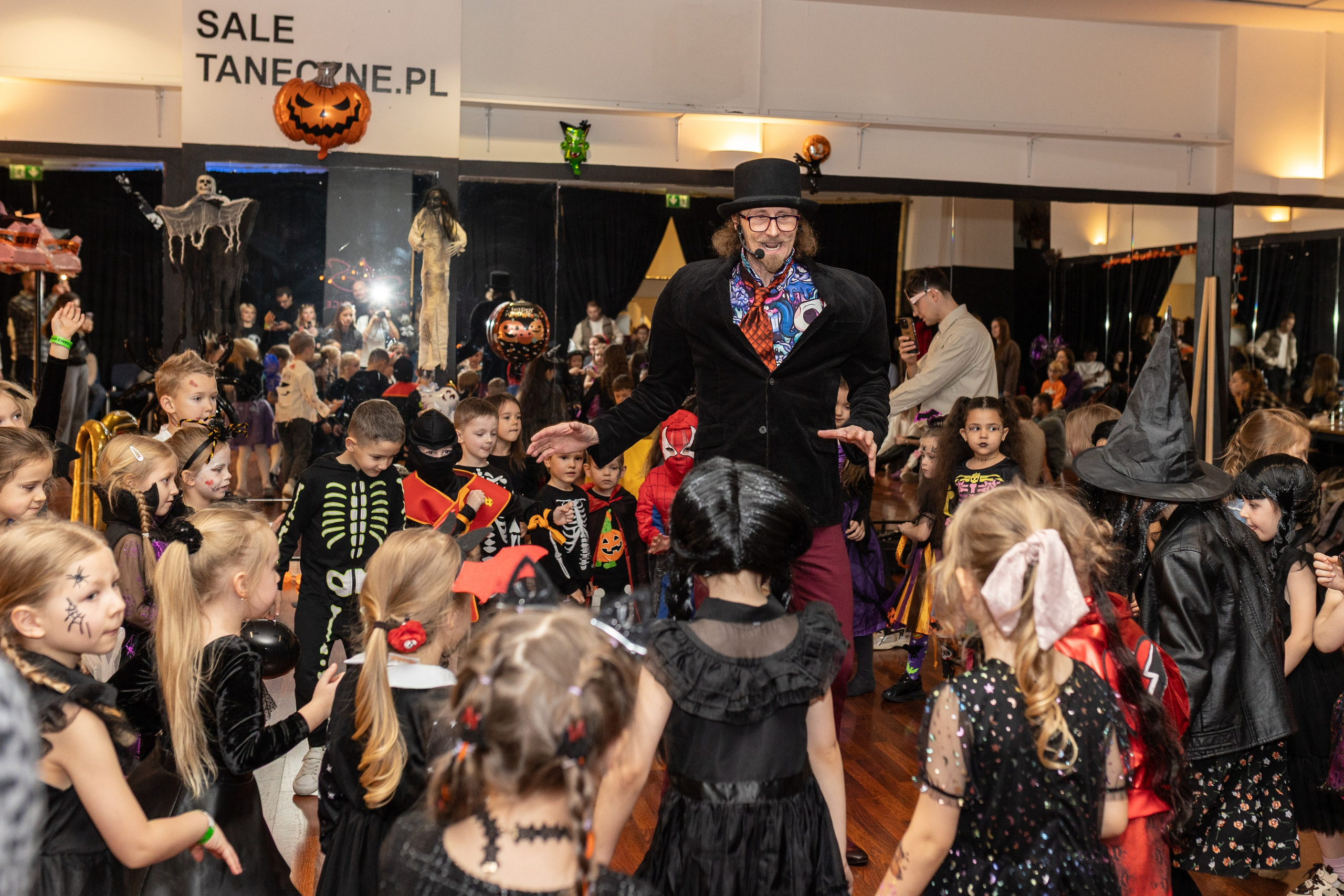 Leo dance studio Helloween 2025. Семейный и детский фотограф в Варшаве Мила Бобровская