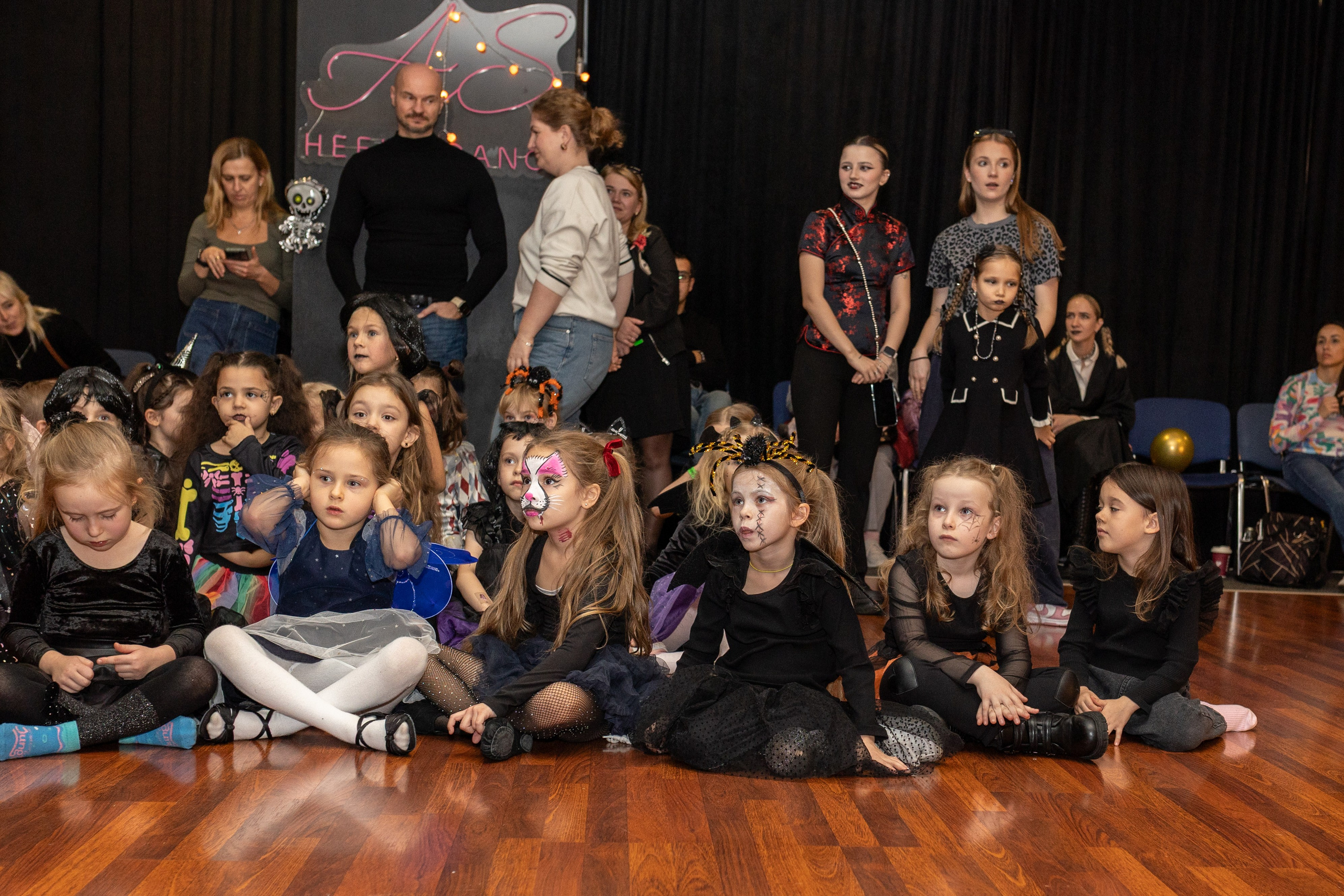 Leo dance studio Helloween 2025. Семейный и детский фотограф в Варшаве Мила Бобровская