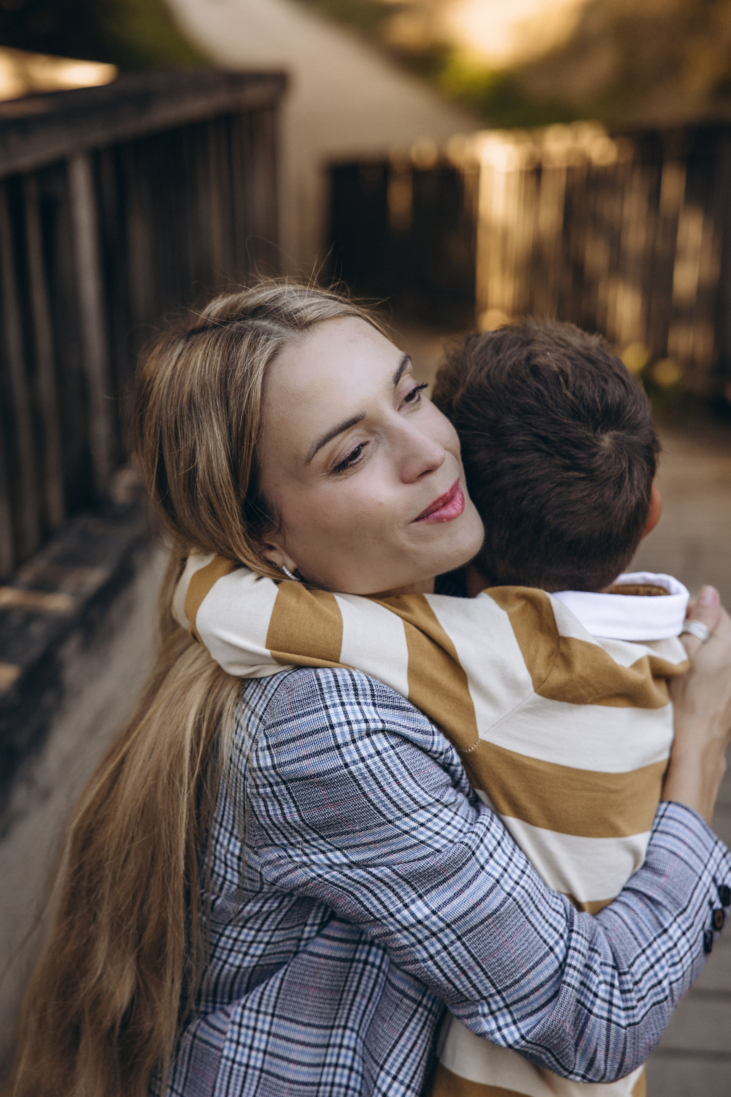 Autumn mother-son family photoshoot in Toulouse. Eugenie Smirnova — wedding, corporate and lifestyle photographer in Toulouse and Southwest France
