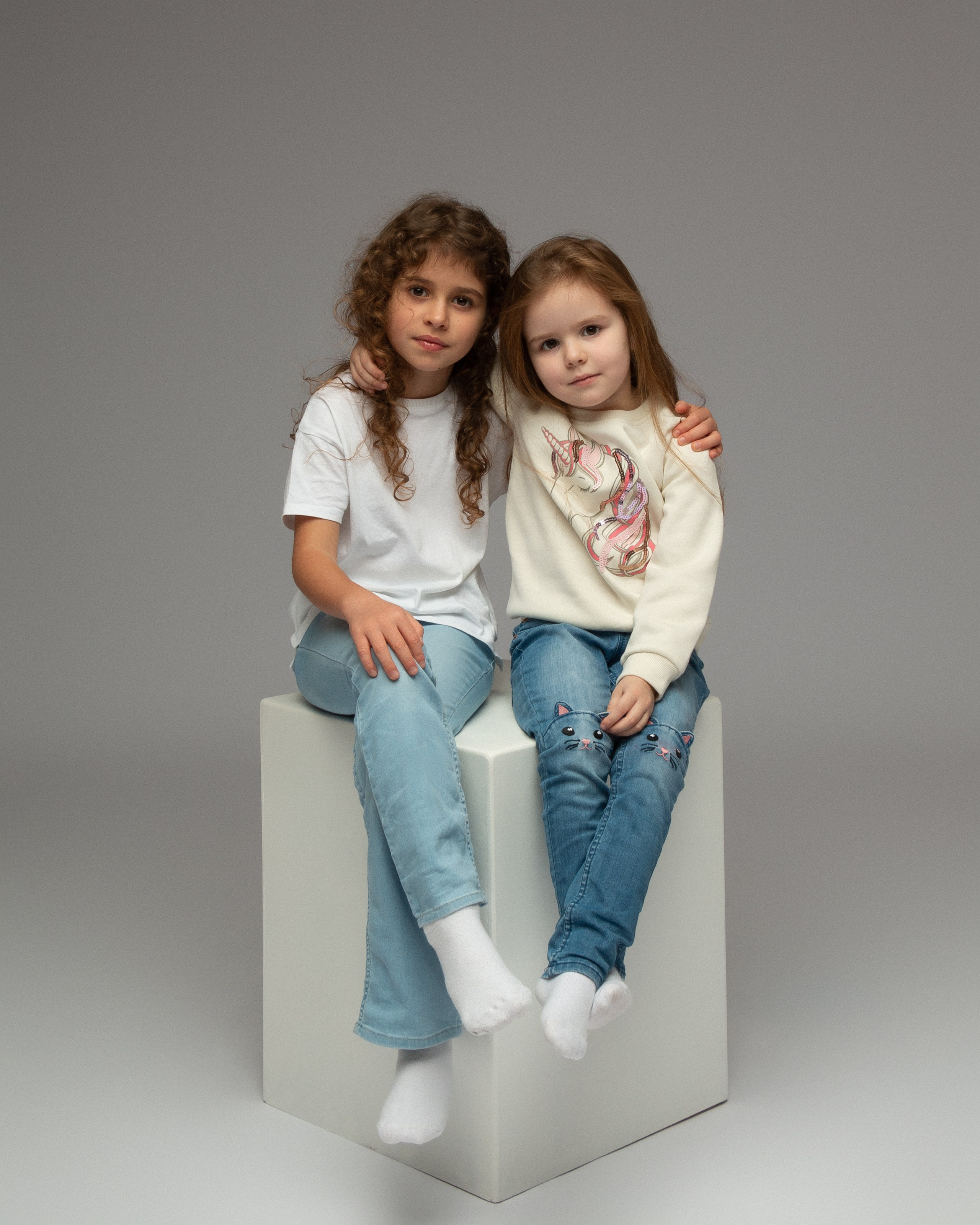 Zwei Schwestern lachen zusammen – süße Verbindung zwischen den Mädchen