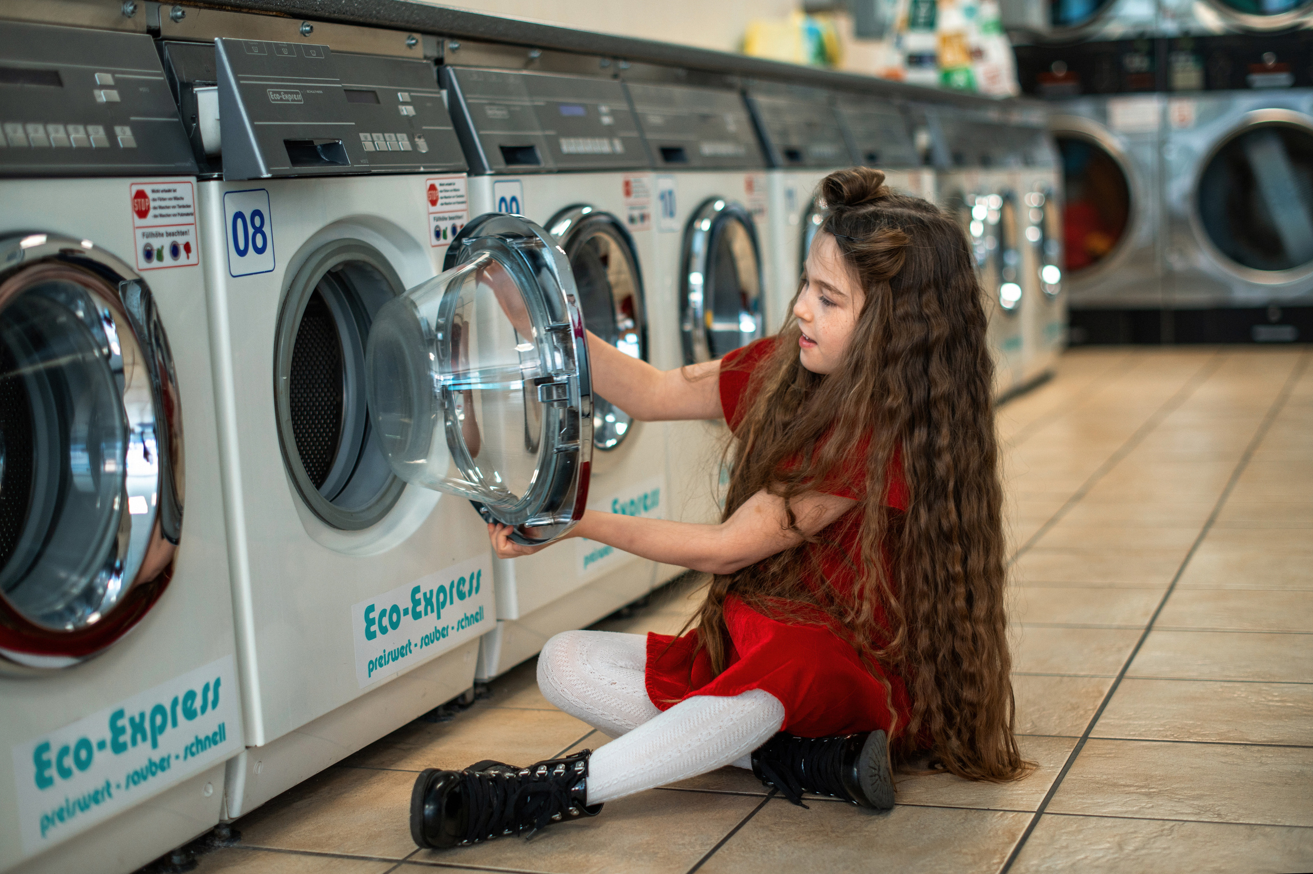 Kleines Shooting im Waschsalon mit einer wunderschönen langhaarigen Sara. Newbornfotograf Kinderfotograf Ulm Familienfotograf Anastasia Neu-Ulm