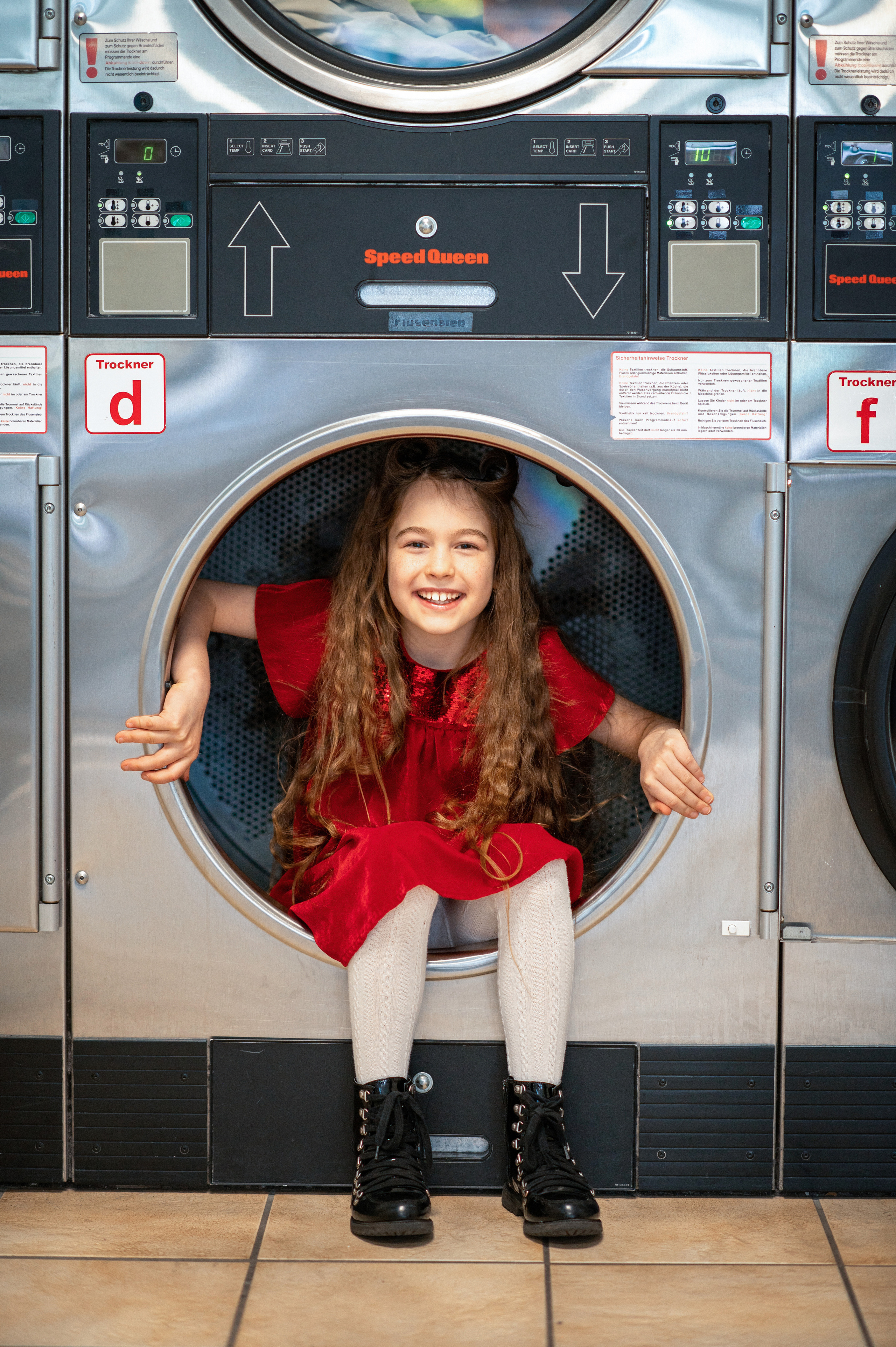 Kleines Shooting im Waschsalon mit einer wunderschönen langhaarigen Sara. Newbornfotograf Kinderfotograf Ulm Familienfotograf Anastasia Neu-Ulm