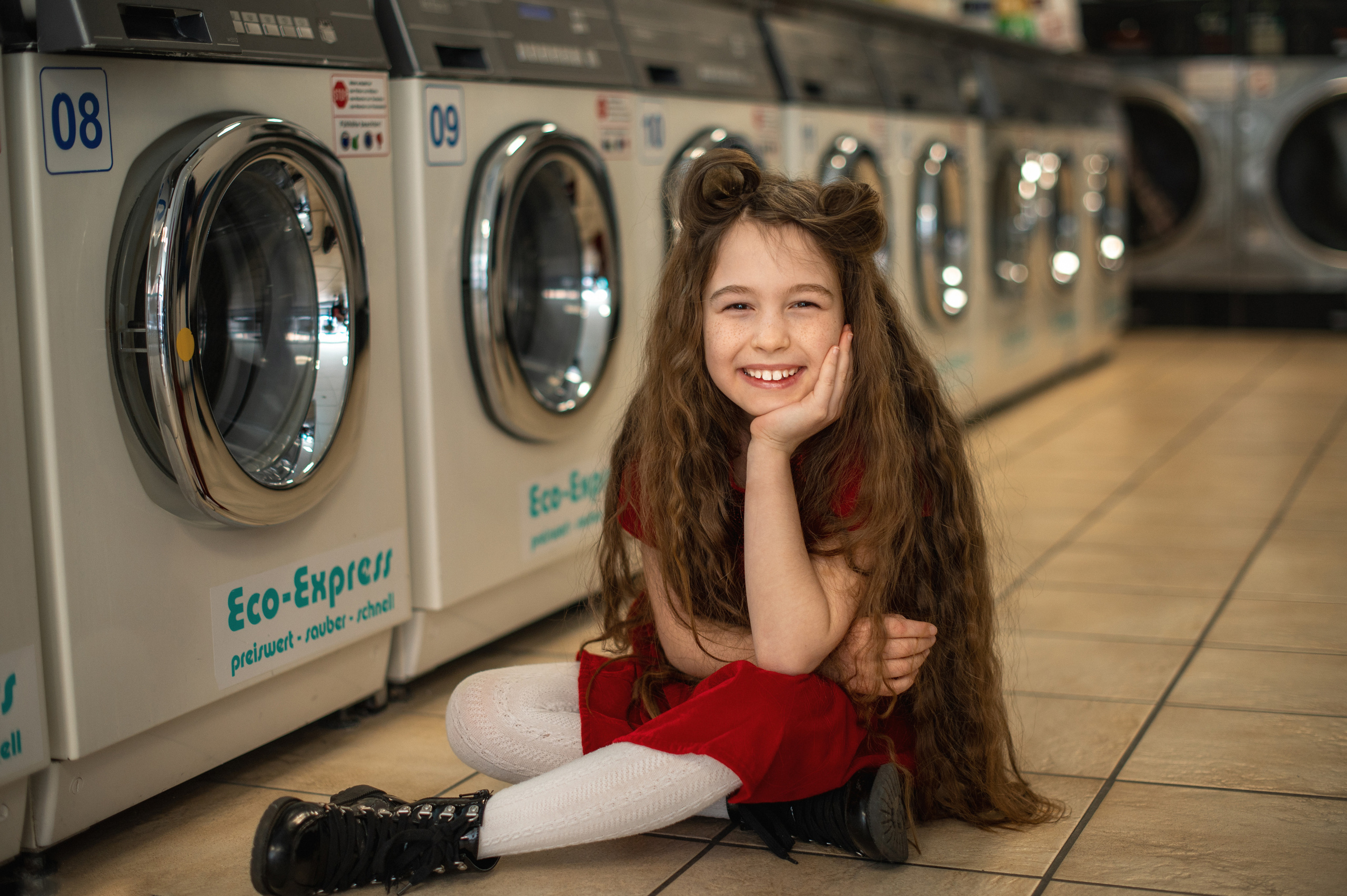 Kleines Shooting im Waschsalon mit einer wunderschönen langhaarigen Sara. Newbornfotograf Kinderfotograf Ulm Familienfotograf Anastasia Neu-Ulm